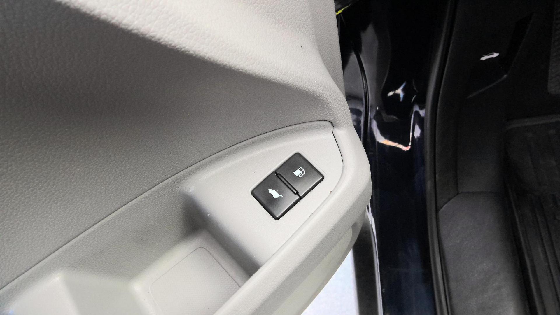 2016 BLUE Honda Pilot EXL 4WD (5FNYF6H58GB) with an 3.5L V6 SOHC 24V engine, 6-Speed Automatic transmission, located at 502 S. Riverside Avenue, Medford, OR, 97501, (541) 773-3136, 42.322803, -122.867477 - Photo#14