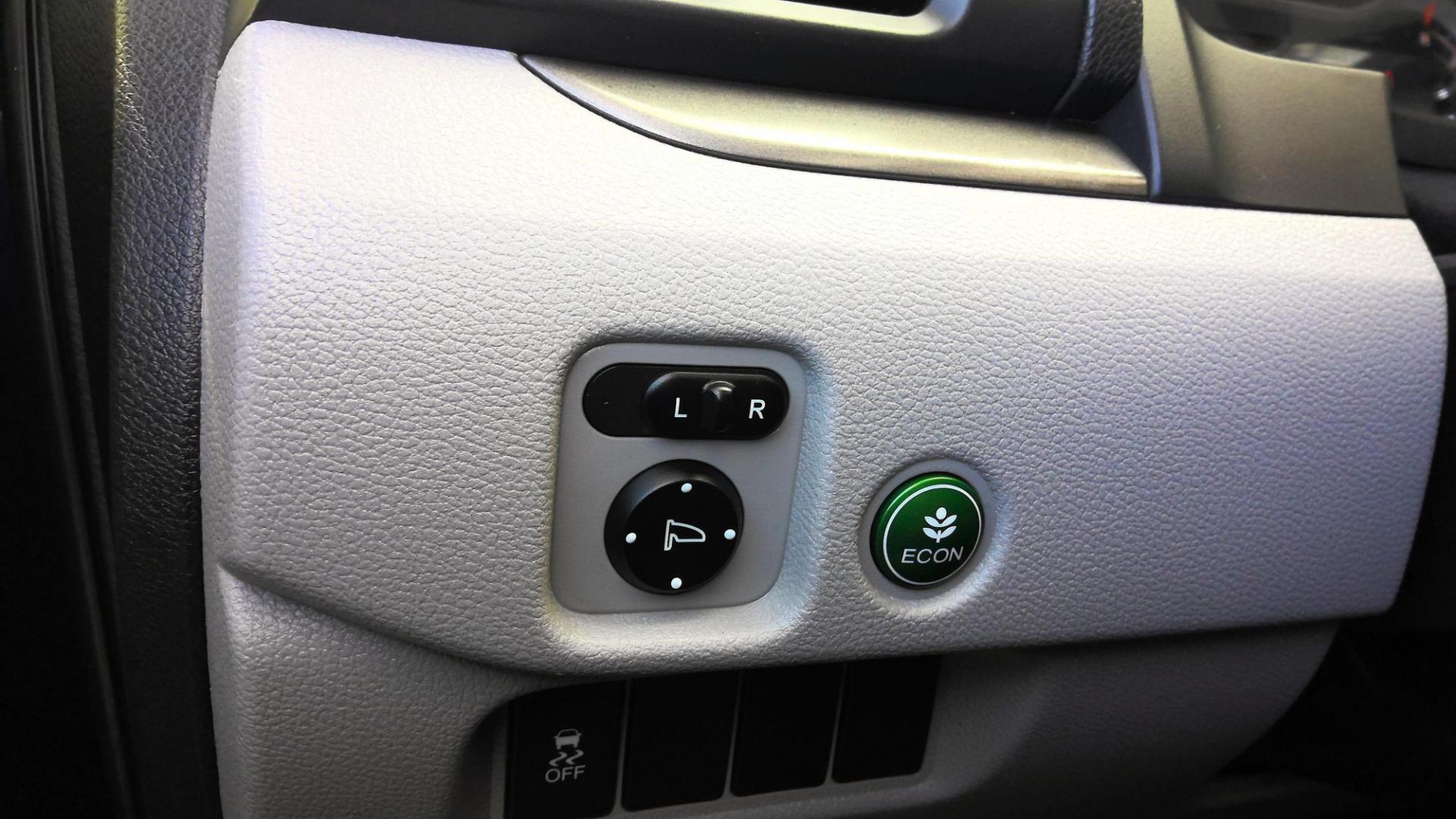 2016 BLUE Honda Pilot EXL 4WD (5FNYF6H58GB) with an 3.5L V6 SOHC 24V engine, 6-Speed Automatic transmission, located at 502 S. Riverside Avenue, Medford, OR, 97501, (541) 773-3136, 42.322803, -122.867477 - Photo#15