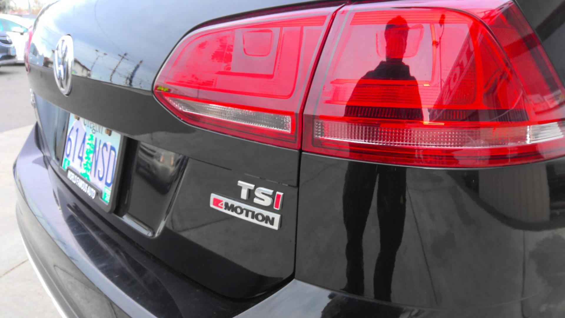 2017 BLACK Volkswagen Golf SportWagen TSI SE 6A (3VWH17AU9HM) with an 1.8L L4 engine, 6A transmission, located at 502 S. Riverside Avenue, Medford, OR, 97501, (541) 773-3136, 42.322803, -122.867477 - Photo#4