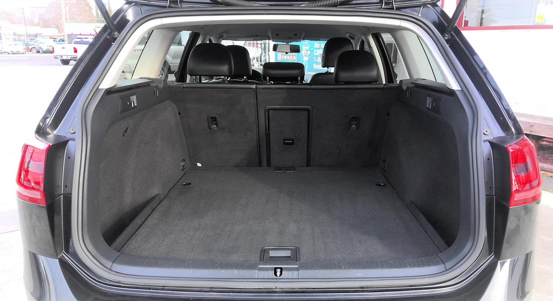 2017 BLACK Volkswagen Golf SportWagen TSI SE 6A (3VWH17AU9HM) with an 1.8L L4 engine, 6A transmission, located at 502 S. Riverside Avenue, Medford, OR, 97501, (541) 773-3136, 42.322803, -122.867477 - Photo#5