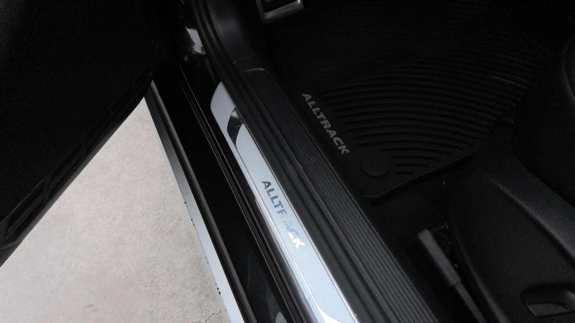 2017 BLACK Volkswagen Golf SportWagen TSI SE 6A (3VWH17AU9HM) with an 1.8L L4 engine, 6A transmission, located at 502 S. Riverside Avenue, Medford, OR, 97501, (541) 773-3136, 42.322803, -122.867477 - Photo#8