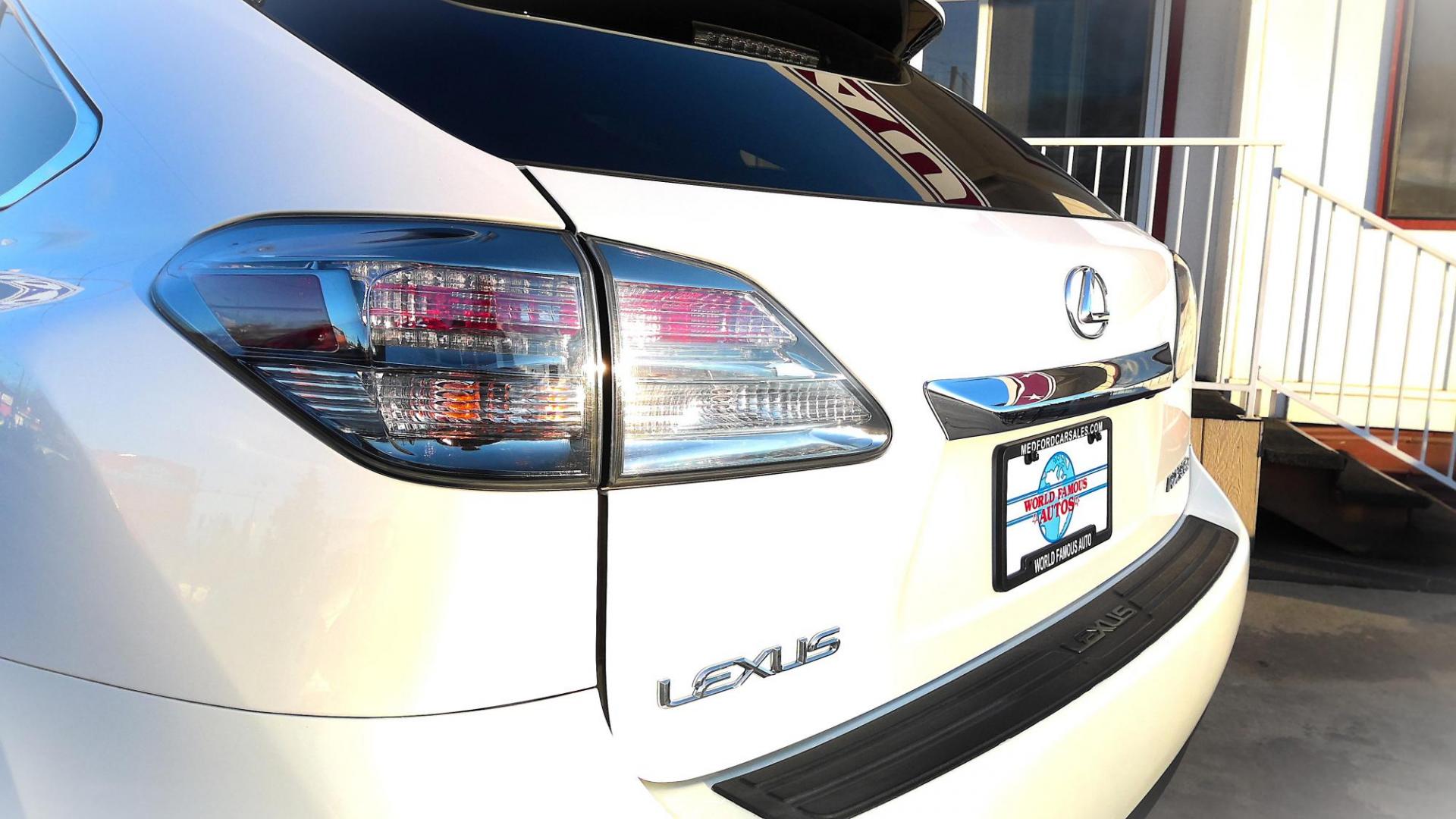 2010 WHITE Lexus RX 350 AWD (2T2BK1BA3AC) with an 3.5L V6 DOHC 24V engine, 5-Speed Automatic transmission, located at 502 S. Riverside Avenue, Medford, OR, 97501, (541) 773-3136, 42.322803, -122.867477 - Photo#3