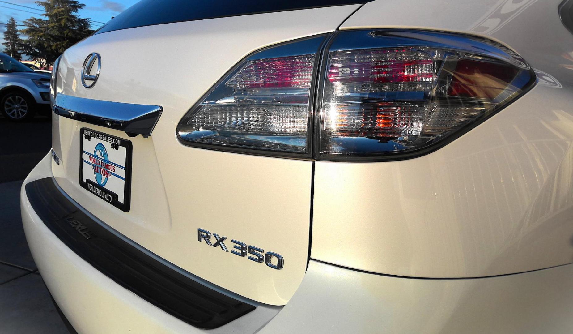 2010 WHITE Lexus RX 350 AWD (2T2BK1BA3AC) with an 3.5L V6 DOHC 24V engine, 5-Speed Automatic transmission, located at 502 S. Riverside Avenue, Medford, OR, 97501, (541) 773-3136, 42.322803, -122.867477 - Photo#4