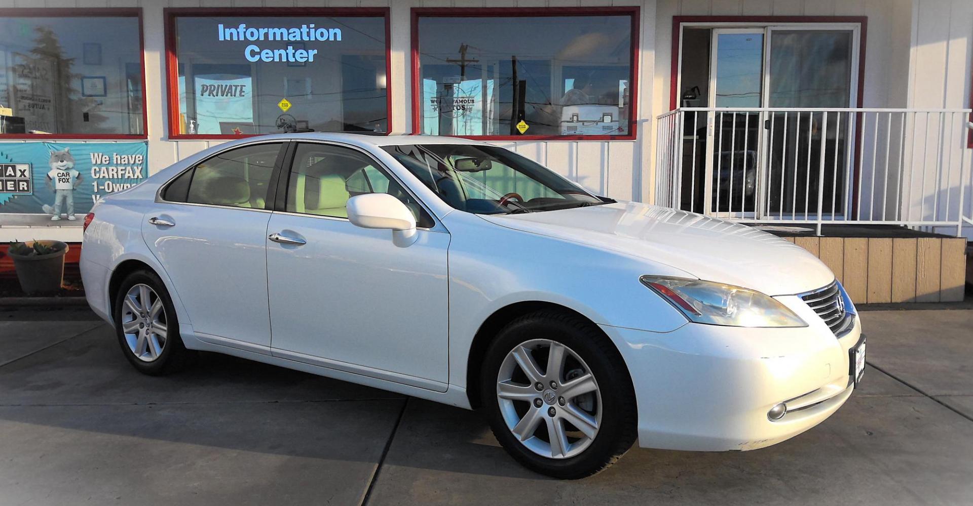 2007 WHITE Lexus ES 350 Sedan (JTHBJ46G572) with an 3.5L V6 DOHC 24V engine, 6-Speed Automatic Overdrive transmission, located at 502 S. Riverside Avenue, Medford, OR, 97501, (541) 773-3136, 42.322803, -122.867477 - Photo#1