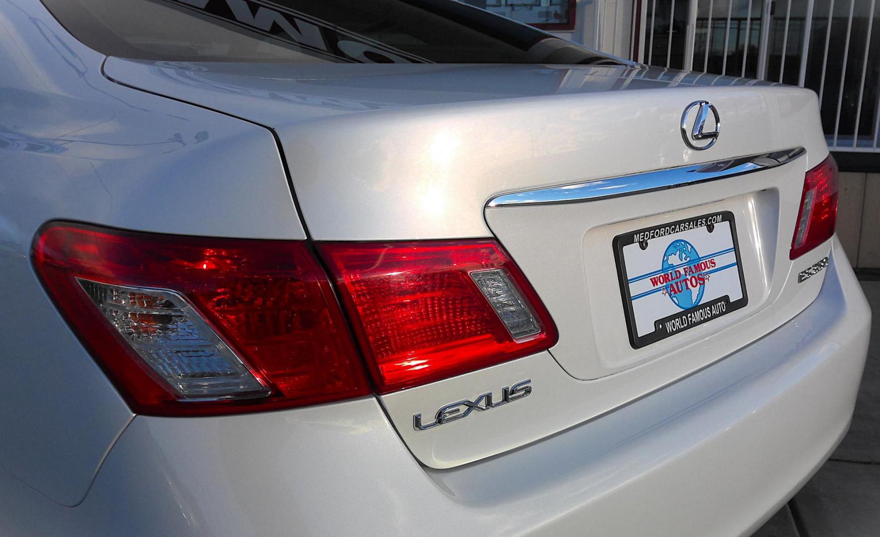 2007 WHITE Lexus ES 350 Sedan (JTHBJ46G572) with an 3.5L V6 DOHC 24V engine, 6-Speed Automatic Overdrive transmission, located at 502 S. Riverside Avenue, Medford, OR, 97501, (541) 773-3136, 42.322803, -122.867477 - Photo#3