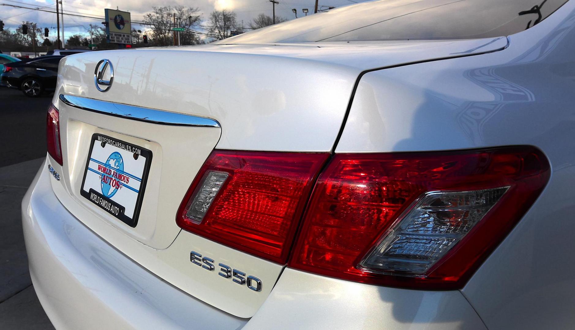 2007 WHITE Lexus ES 350 Sedan (JTHBJ46G572) with an 3.5L V6 DOHC 24V engine, 6-Speed Automatic Overdrive transmission, located at 502 S. Riverside Avenue, Medford, OR, 97501, (541) 773-3136, 42.322803, -122.867477 - Photo#4