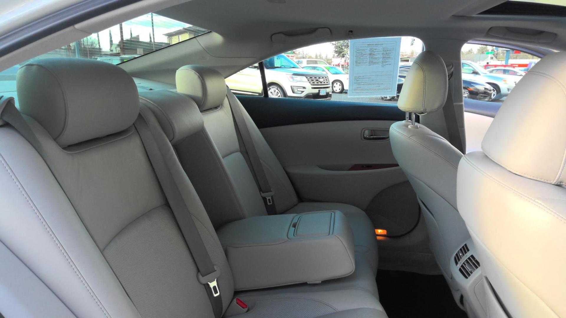 2007 WHITE Lexus ES 350 Sedan (JTHBJ46G572) with an 3.5L V6 DOHC 24V engine, 6-Speed Automatic Overdrive transmission, located at 502 S. Riverside Avenue, Medford, OR, 97501, (541) 773-3136, 42.322803, -122.867477 - Photo#6