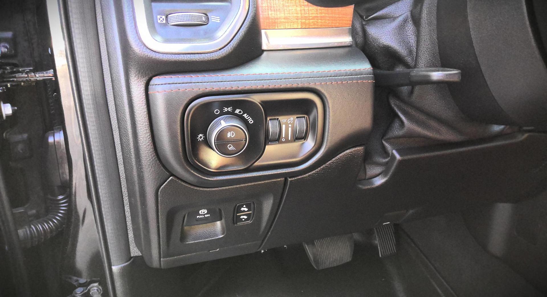 2019 BLACK RAM 1500 Longhorn Crew Cab SWB 4WD (1C6SRFKT8KN) with an 5.7L V8 OHV 16V engine, 8A transmission, located at 502 S. Riverside Avenue, Medford, OR, 97501, (541) 773-3136, 42.322803, -122.867477 - Photo#12