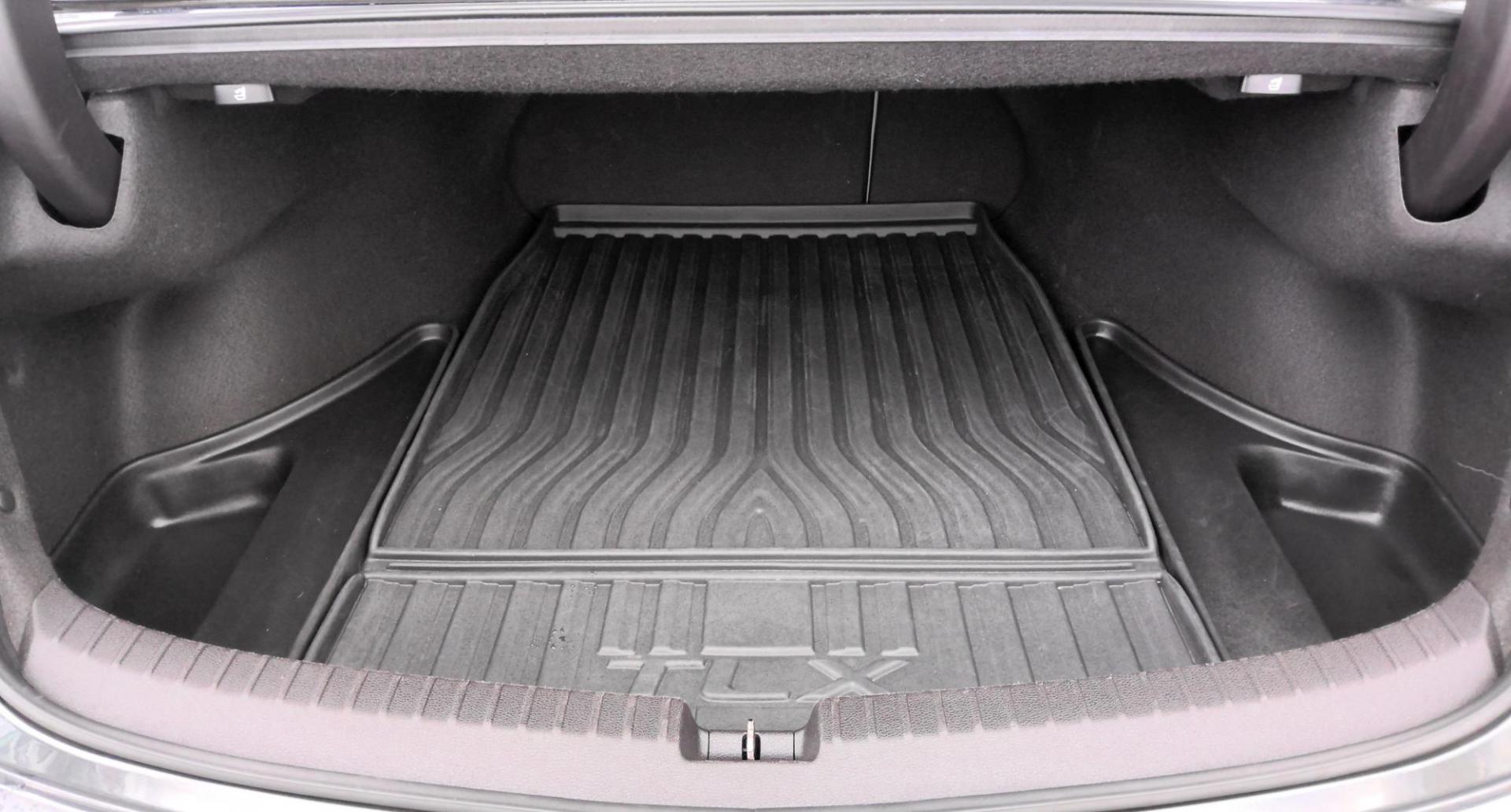 2015 GRAY Acura TLX 9-Spd AT w/Technology Package (19UUB2F50FA) with an 3.5L V6 SOHC 24V engine, 9-Speed Automatic transmission, located at 502 S. Riverside Avenue, Medford, OR, 97501, (541) 773-3136, 42.322803, -122.867477 - Photo#4