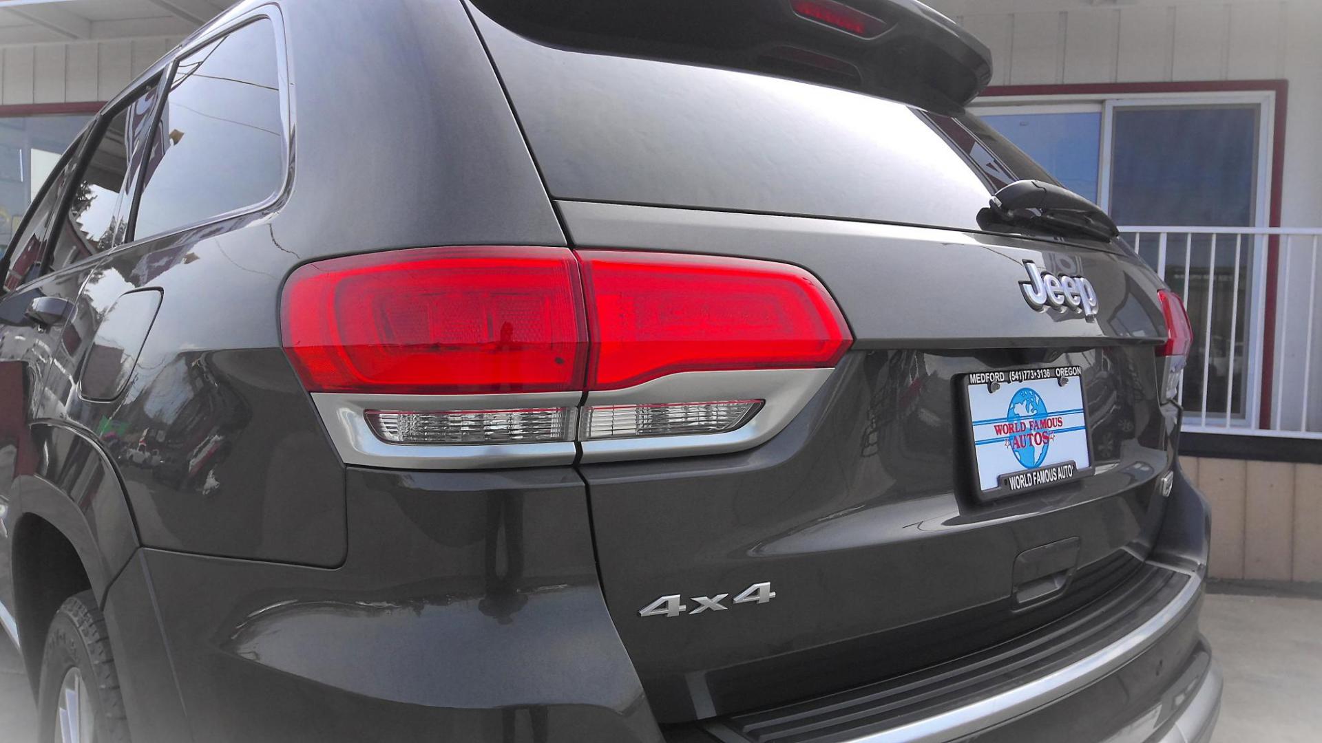 2017 GRAY Jeep Grand Cherokee Summit 4WD (1C4RJFJT3HC) with an 5.7L V8 OHV 16V engine, 8A transmission, located at 502 S. Riverside Avenue, Medford, OR, 97501, (541) 773-3136, 42.322803, -122.867477 - Photo#3