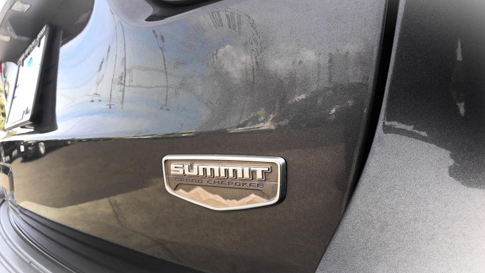 2017 GRAY Jeep Grand Cherokee Summit 4WD (1C4RJFJT3HC) with an 5.7L V8 OHV 16V engine, 8A transmission, located at 502 S. Riverside Avenue, Medford, OR, 97501, (541) 773-3136, 42.322803, -122.867477 - Photo#4