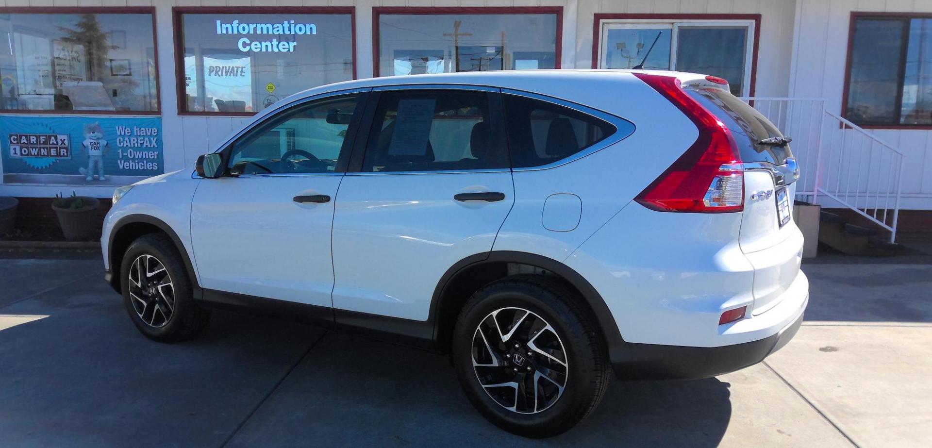 2016 WHITE Honda CR-V SE 4WD (5J6RM4H42GL) with an 2.4L L4 DOHC 16V engine, CVT transmission, located at 502 S. Riverside Avenue, Medford, OR, 97501, (541) 773-3136, 42.322803, -122.867477 - Photo#2