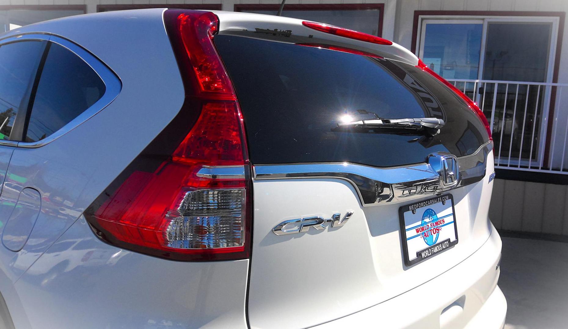 2016 WHITE Honda CR-V SE 4WD (5J6RM4H42GL) with an 2.4L L4 DOHC 16V engine, CVT transmission, located at 502 S. Riverside Avenue, Medford, OR, 97501, (541) 773-3136, 42.322803, -122.867477 - Photo#3