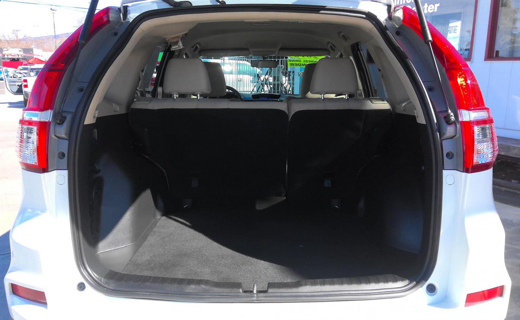 2016 WHITE Honda CR-V SE 4WD (5J6RM4H42GL) with an 2.4L L4 DOHC 16V engine, CVT transmission, located at 502 S. Riverside Avenue, Medford, OR, 97501, (541) 773-3136, 42.322803, -122.867477 - Photo#4