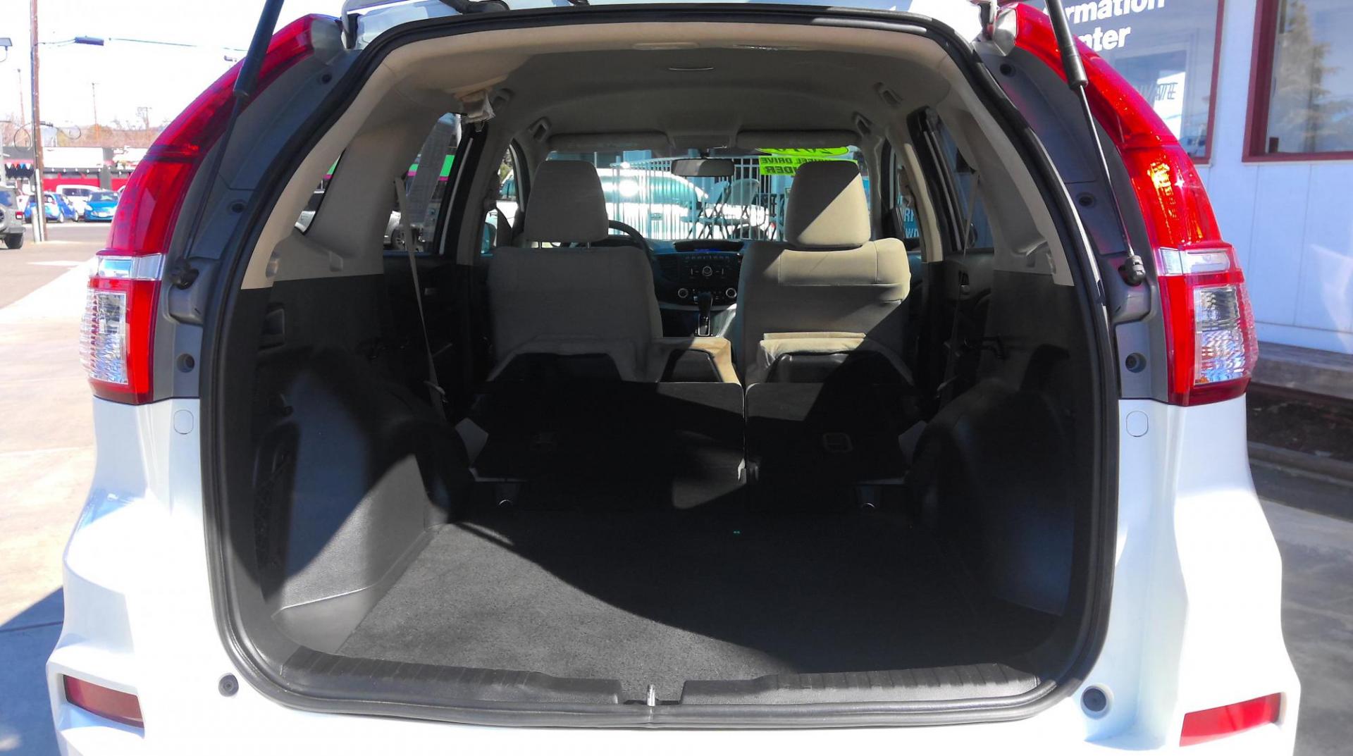 2016 WHITE Honda CR-V SE 4WD (5J6RM4H42GL) with an 2.4L L4 DOHC 16V engine, CVT transmission, located at 502 S. Riverside Avenue, Medford, OR, 97501, (541) 773-3136, 42.322803, -122.867477 - Photo#5