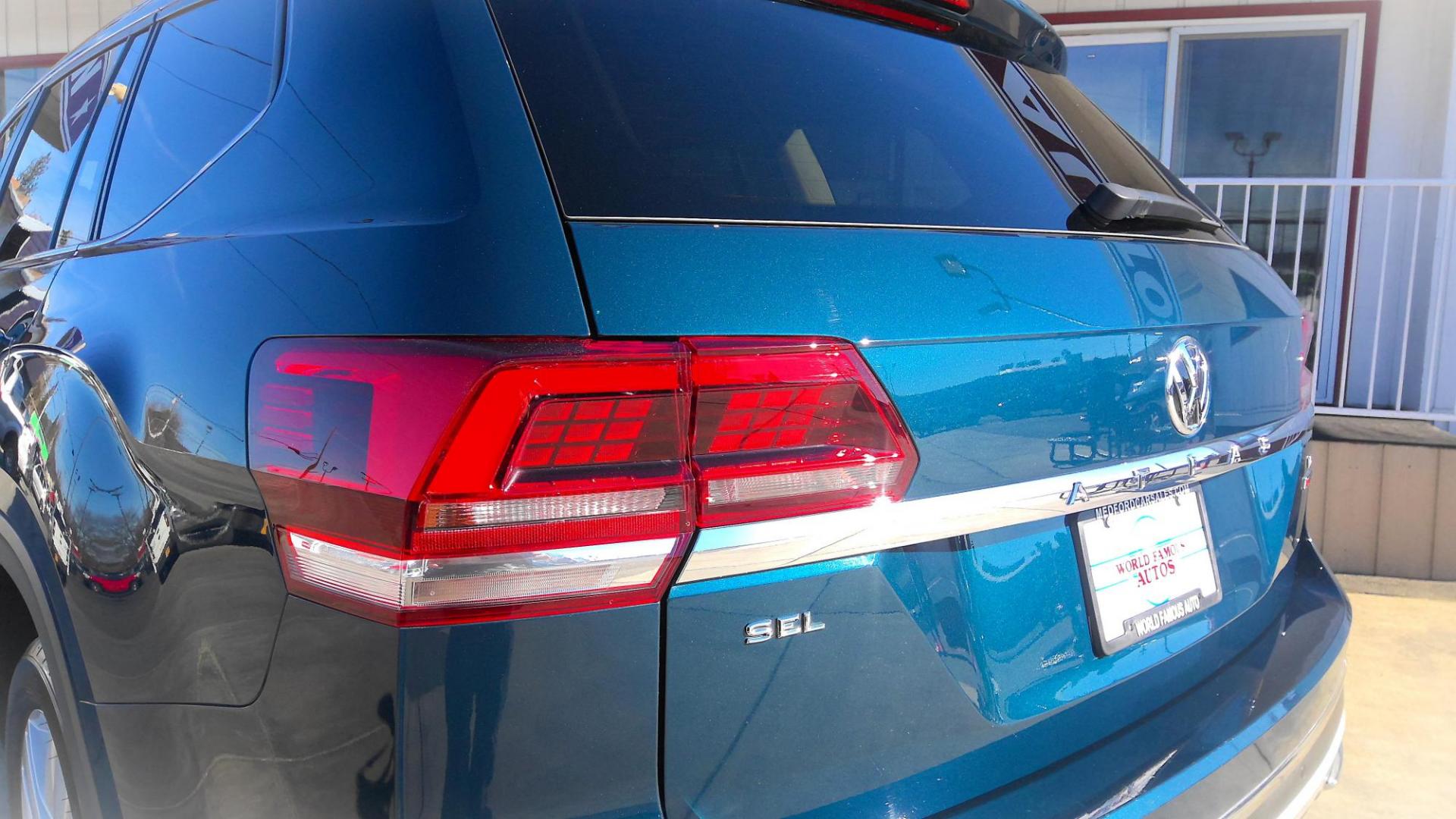 2020 BLUE Volkswagen Atlas V6 SEL 4MOTION (1V2MR2CA7LC) with an 3.6L V6 DOHC 24V engine, 8A transmission, located at 502 S. Riverside Avenue, Medford, OR, 97501, (541) 773-3136, 42.322803, -122.867477 - Photo#3