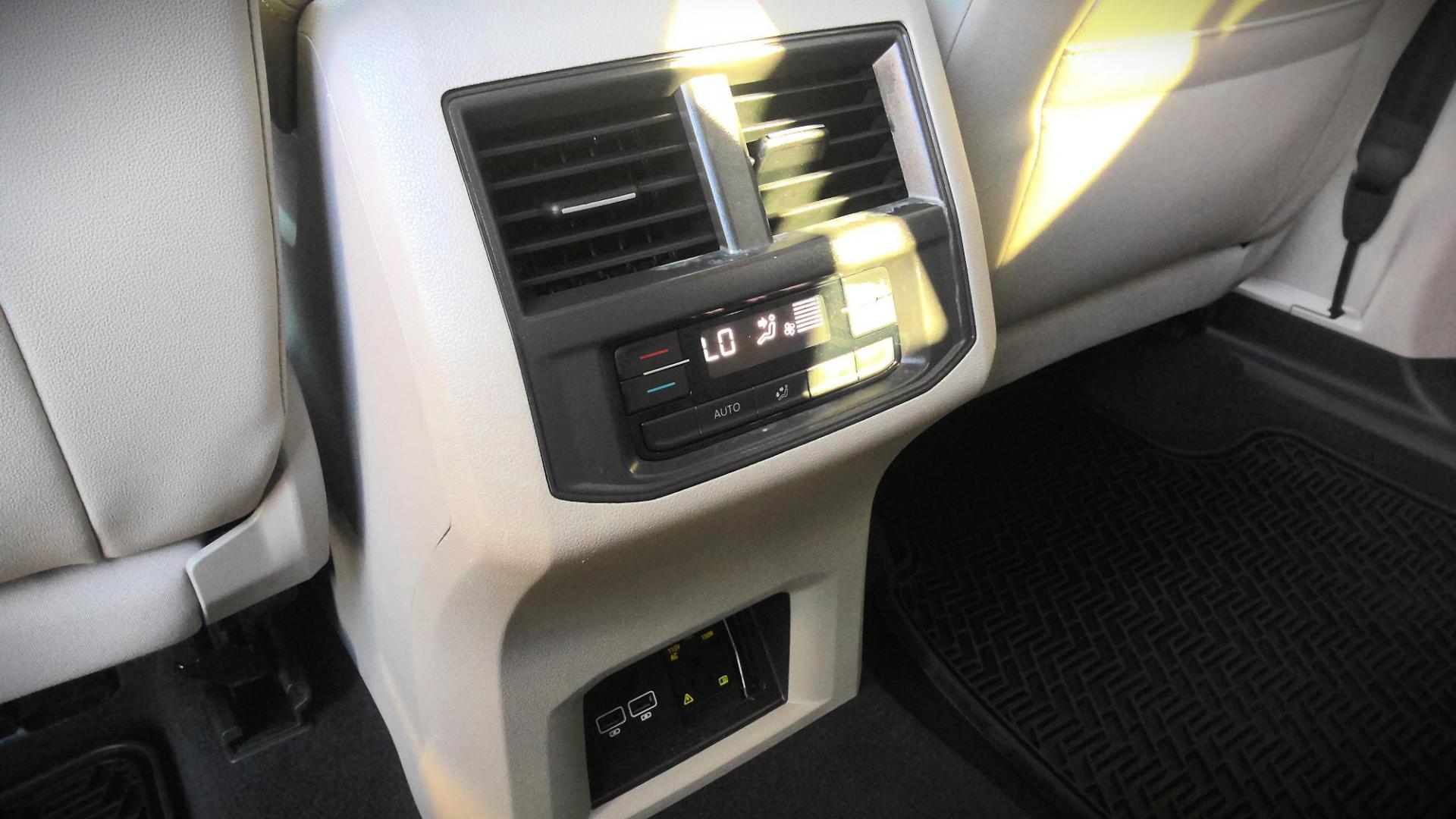 2020 BLUE Volkswagen Atlas V6 SEL 4MOTION (1V2MR2CA7LC) with an 3.6L V6 DOHC 24V engine, 8A transmission, located at 502 S. Riverside Avenue, Medford, OR, 97501, (541) 773-3136, 42.322803, -122.867477 - Photo#10