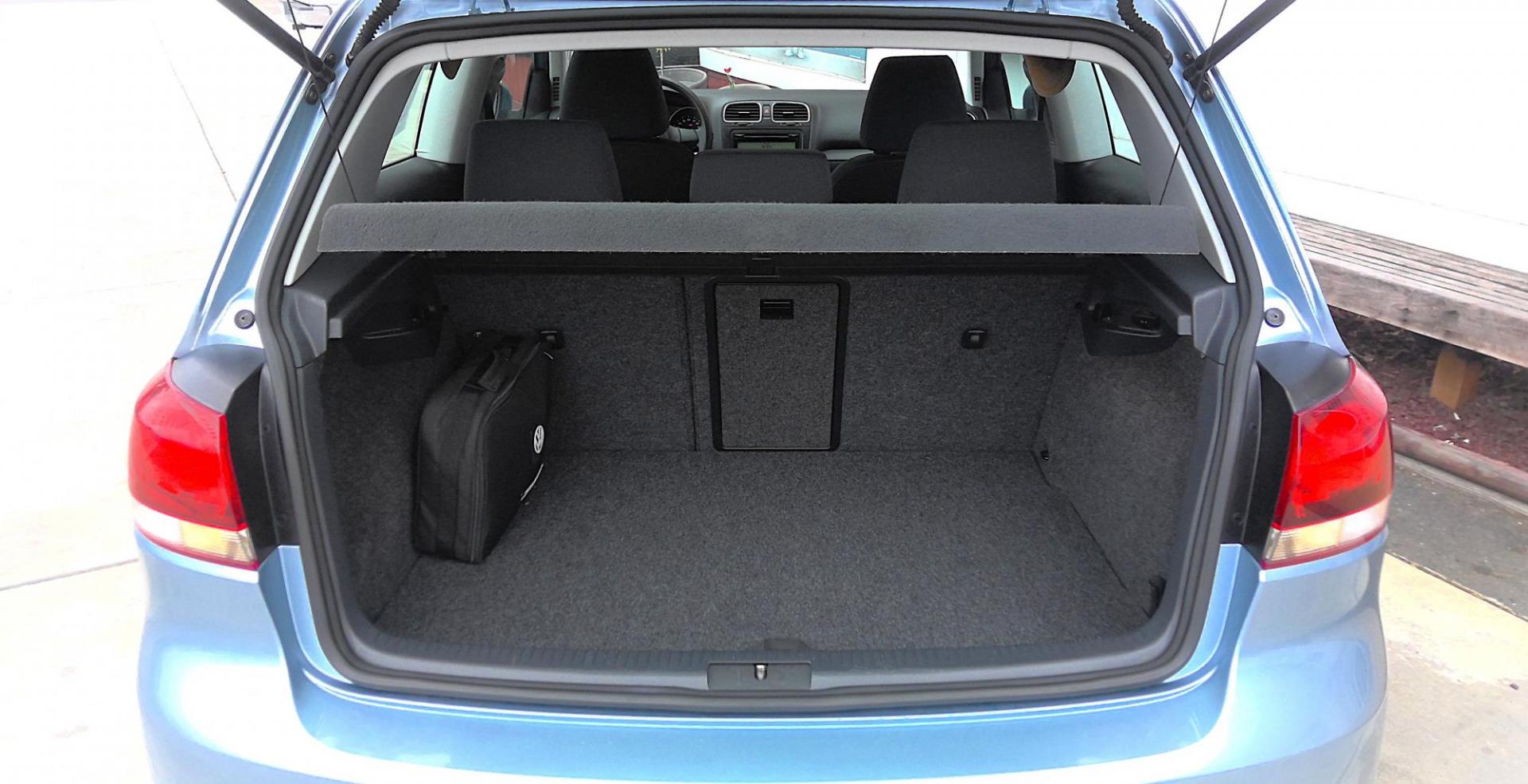 2011 BLUE Volkswagen Golf 2.5L 2-Door PZEV (WVWBB7AJ2BW) with an 2.5L L5 DOHC 20V engine, located at 502 S. Riverside Avenue, Medford, OR, 97501, (541) 773-3136, 42.322803, -122.867477 - Photo#4