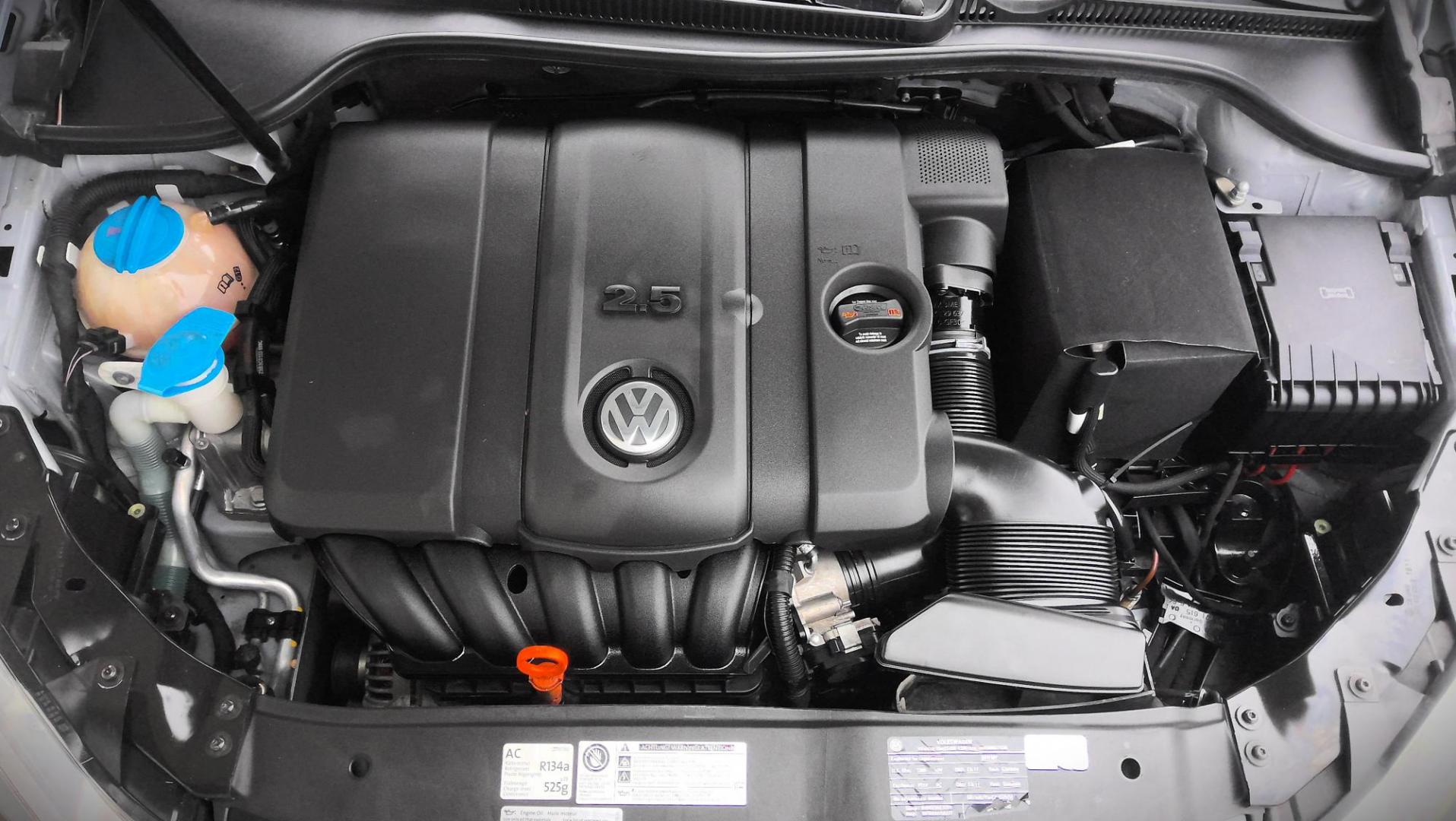 2011 BLUE Volkswagen Golf 2.5L 2-Door PZEV (WVWBB7AJ2BW) with an 2.5L L5 DOHC 20V engine, located at 502 S. Riverside Avenue, Medford, OR, 97501, (541) 773-3136, 42.322803, -122.867477 - Photo#8