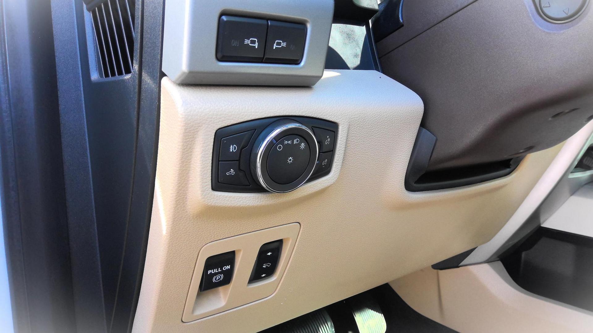 2018 WHITE Ford F-150 XLT SuperCrew 5.5-ft. Bed 4WD (1FTFW1EG7JK) with an 3.5 V6 engine, 6A transmission, located at 502 S. Riverside Avenue, Medford, OR, 97501, (541) 773-3136, 42.322803, -122.867477 - Photo#9