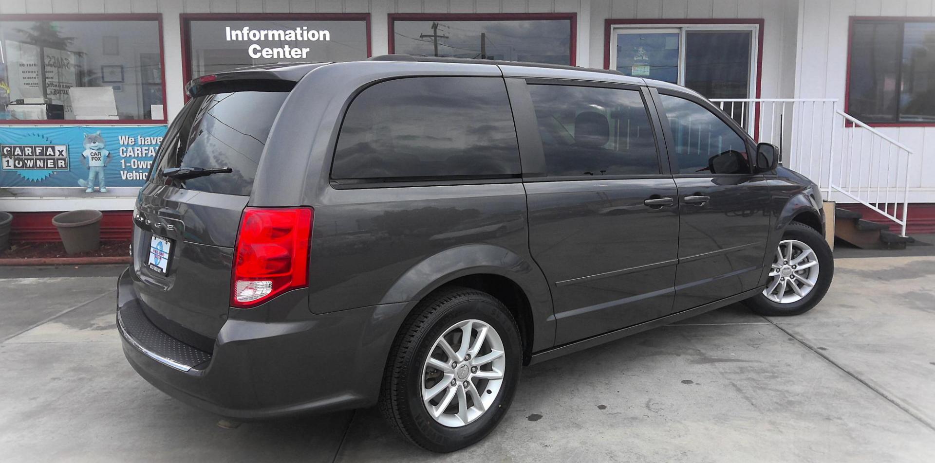 2016 GRAY Dodge Grand Caravan SXT (2C4RDGCG4GR) with an 3.6L V6 DOHC 24V engine, 6A transmission, located at 502 S. Riverside Avenue, Medford, OR, 97501, (541) 773-3136, 42.322803, -122.867477 - Photo#2