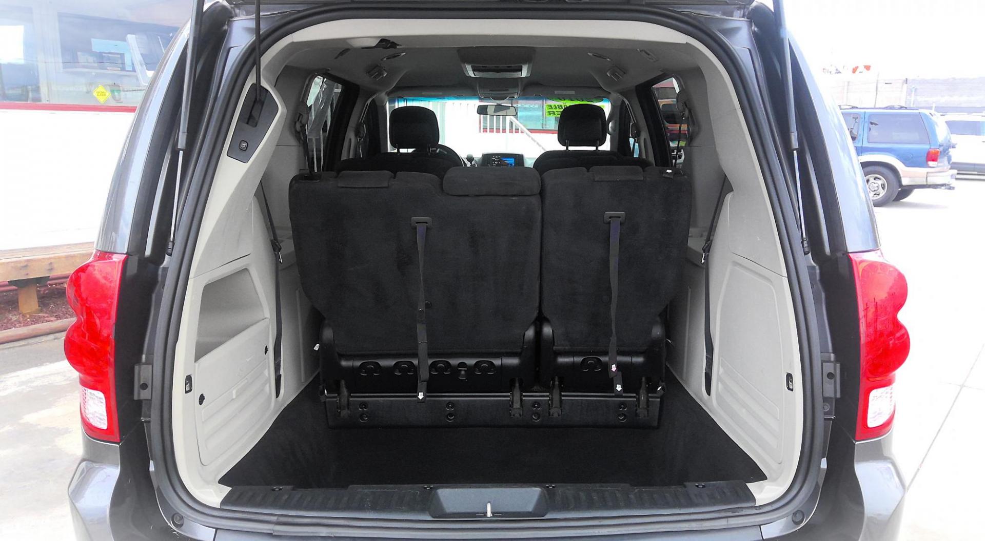 2016 GRAY Dodge Grand Caravan SXT (2C4RDGCG4GR) with an 3.6L V6 DOHC 24V engine, 6A transmission, located at 502 S. Riverside Avenue, Medford, OR, 97501, (541) 773-3136, 42.322803, -122.867477 - Photo#3