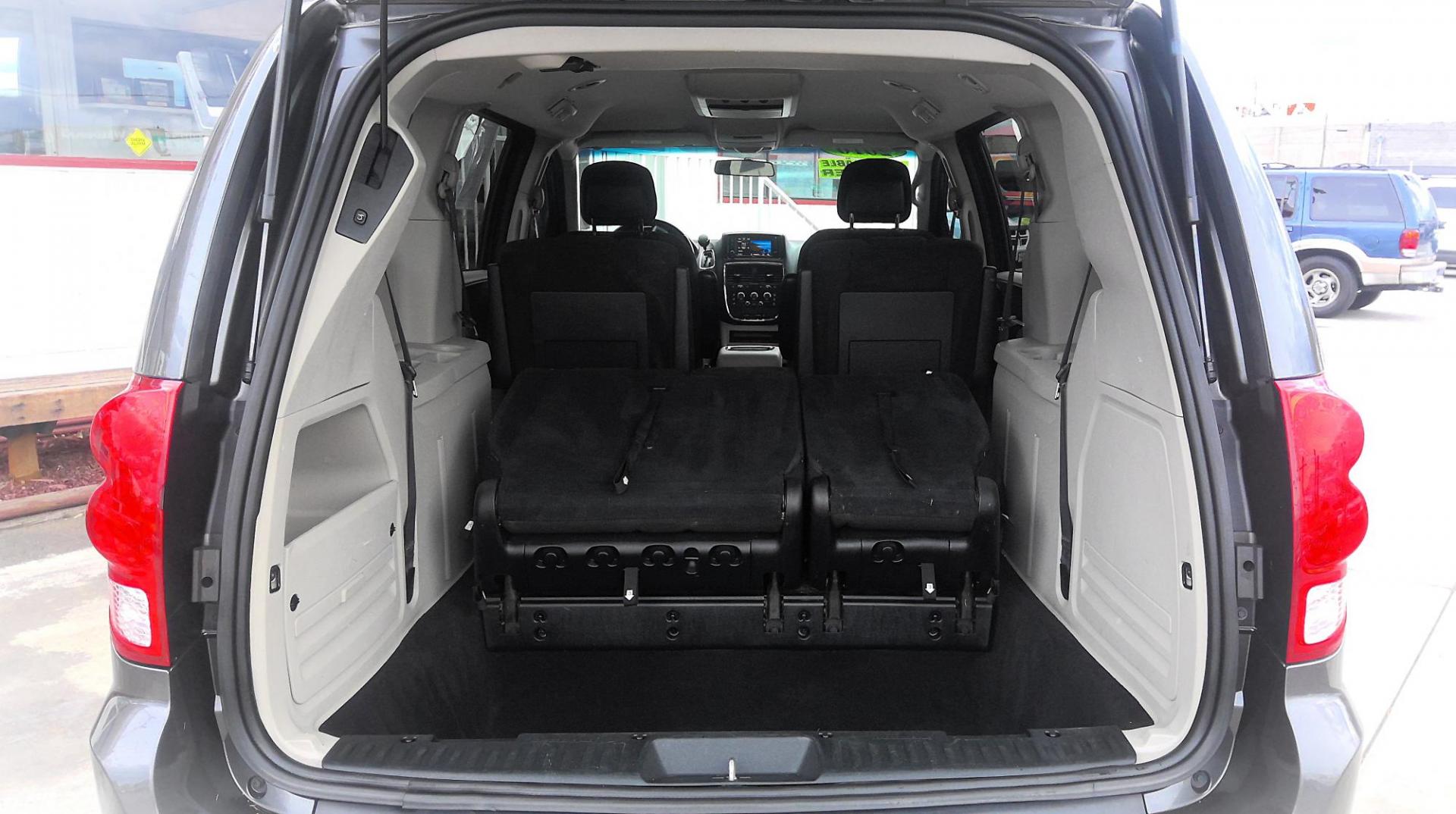 2016 GRAY Dodge Grand Caravan SXT (2C4RDGCG4GR) with an 3.6L V6 DOHC 24V engine, 6A transmission, located at 502 S. Riverside Avenue, Medford, OR, 97501, (541) 773-3136, 42.322803, -122.867477 - Photo#4