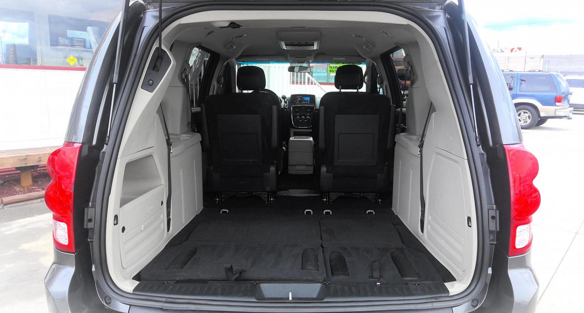 2016 GRAY Dodge Grand Caravan SXT (2C4RDGCG4GR) with an 3.6L V6 DOHC 24V engine, 6A transmission, located at 502 S. Riverside Avenue, Medford, OR, 97501, (541) 773-3136, 42.322803, -122.867477 - Photo#5