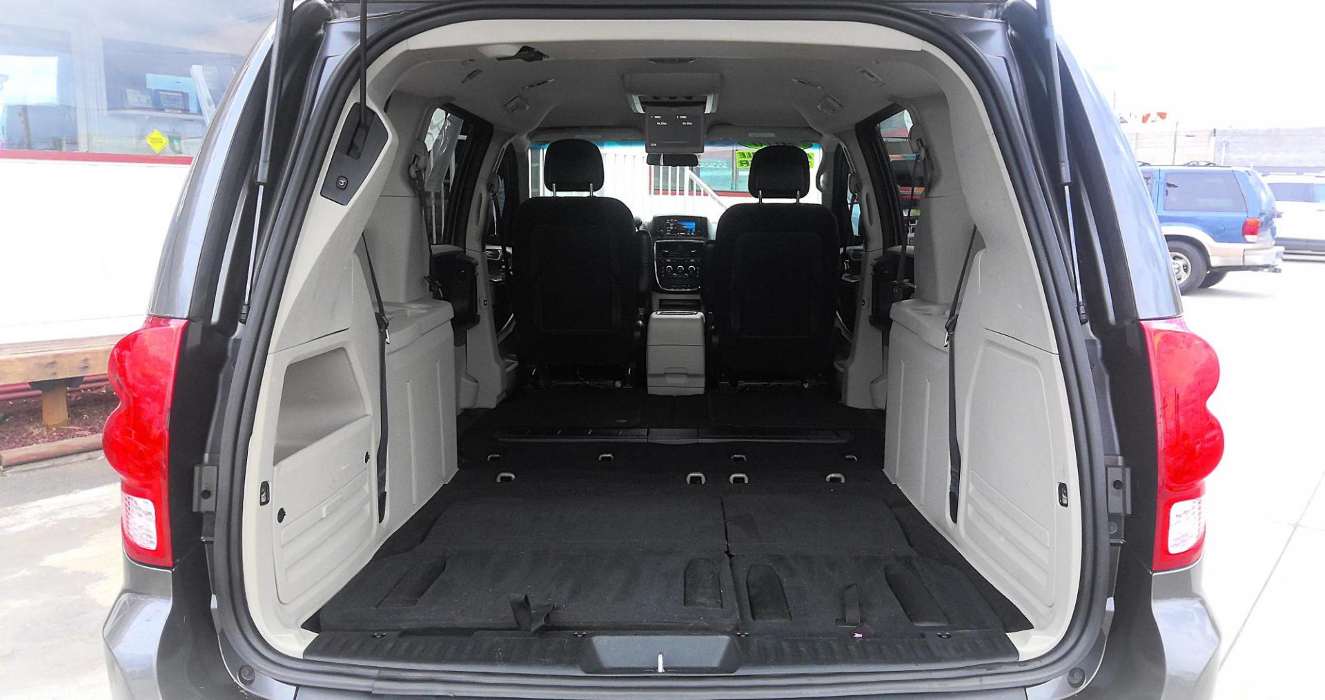 2016 GRAY Dodge Grand Caravan SXT (2C4RDGCG4GR) with an 3.6L V6 DOHC 24V engine, 6A transmission, located at 502 S. Riverside Avenue, Medford, OR, 97501, (541) 773-3136, 42.322803, -122.867477 - Photo#6