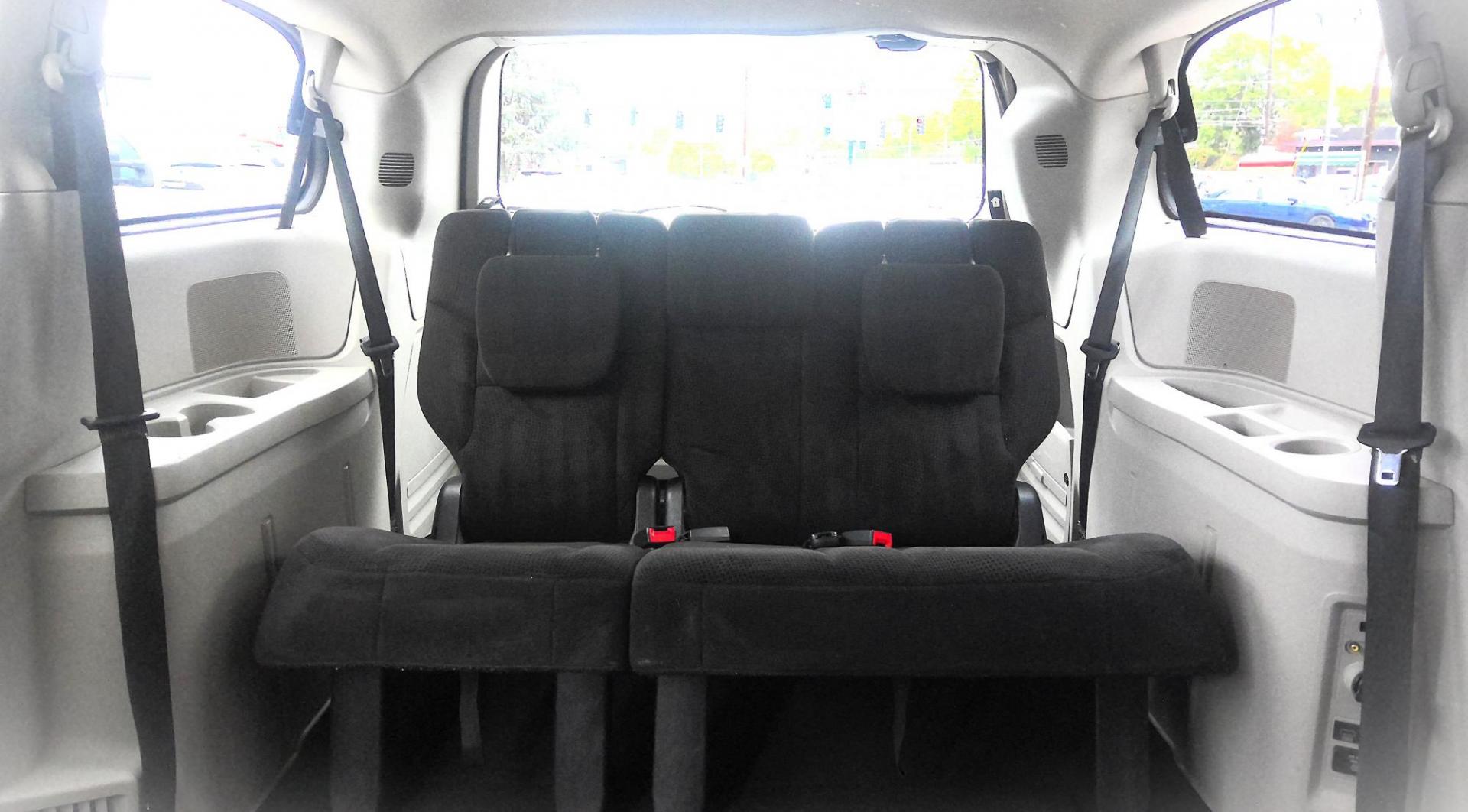 2016 GRAY Dodge Grand Caravan SXT (2C4RDGCG4GR) with an 3.6L V6 DOHC 24V engine, 6A transmission, located at 502 S. Riverside Avenue, Medford, OR, 97501, (541) 773-3136, 42.322803, -122.867477 - Photo#8