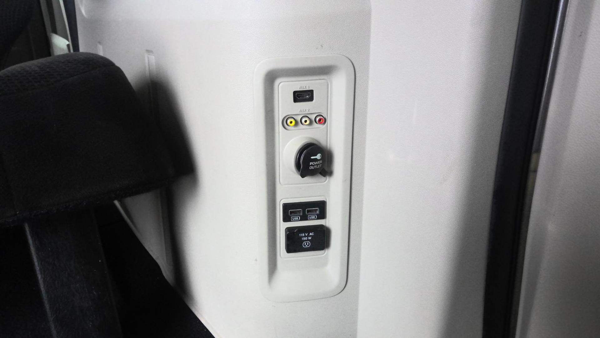 2016 GRAY Dodge Grand Caravan SXT (2C4RDGCG4GR) with an 3.6L V6 DOHC 24V engine, 6A transmission, located at 502 S. Riverside Avenue, Medford, OR, 97501, (541) 773-3136, 42.322803, -122.867477 - Photo#9