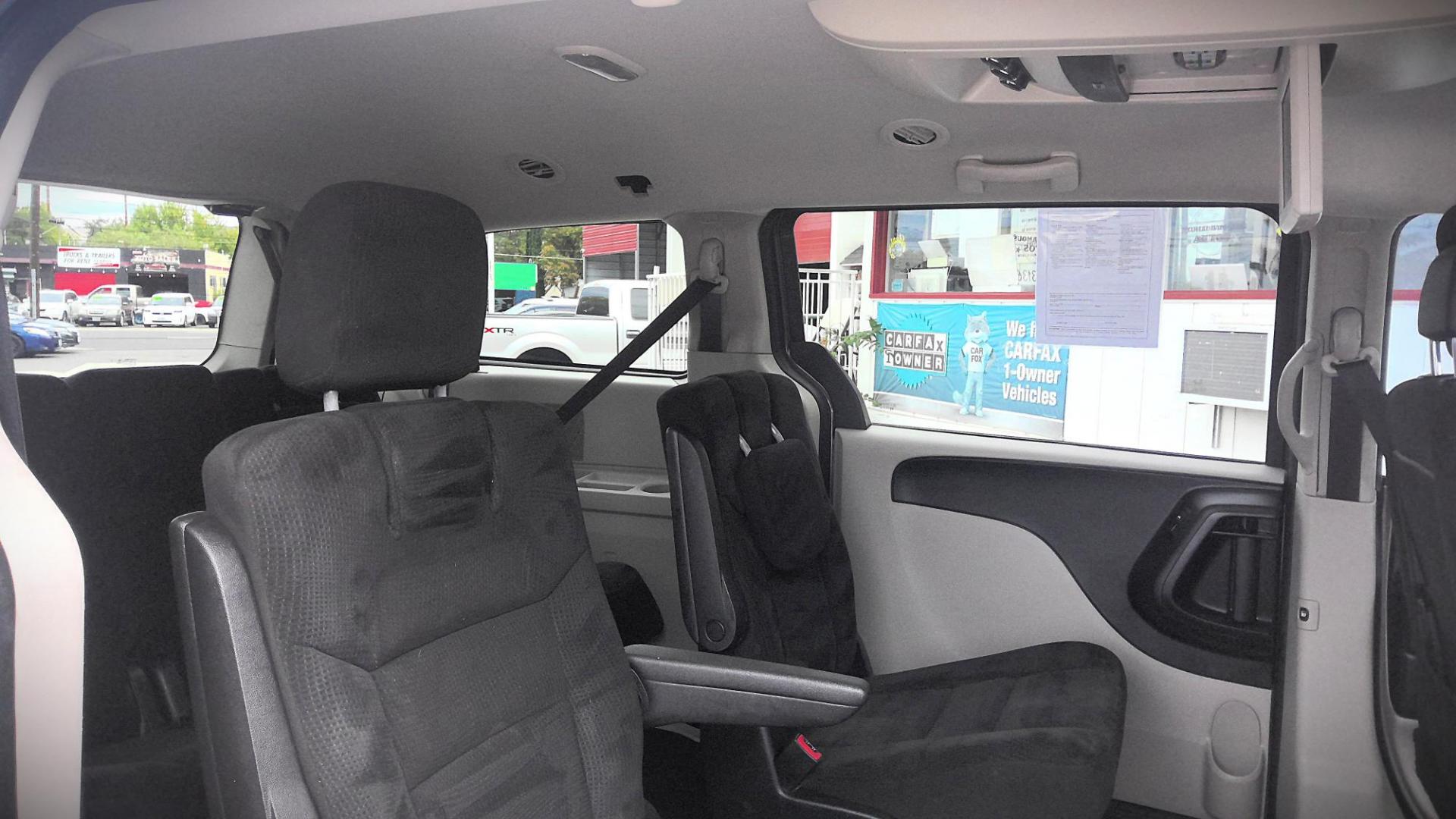 2016 GRAY Dodge Grand Caravan SXT (2C4RDGCG4GR) with an 3.6L V6 DOHC 24V engine, 6A transmission, located at 502 S. Riverside Avenue, Medford, OR, 97501, (541) 773-3136, 42.322803, -122.867477 - Photo#10