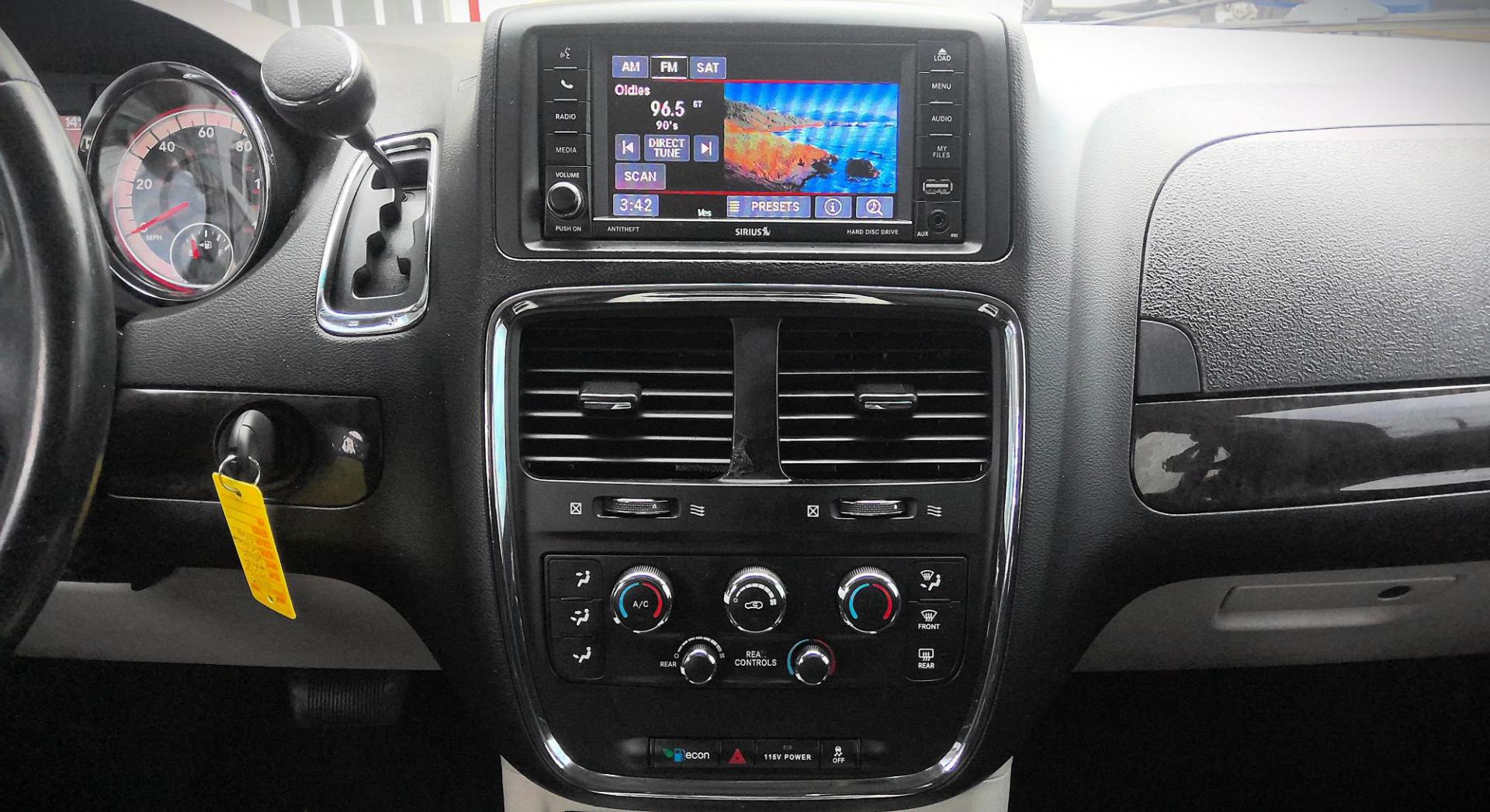 2016 GRAY Dodge Grand Caravan SXT (2C4RDGCG4GR) with an 3.6L V6 DOHC 24V engine, 6A transmission, located at 502 S. Riverside Avenue, Medford, OR, 97501, (541) 773-3136, 42.322803, -122.867477 - Photo#13