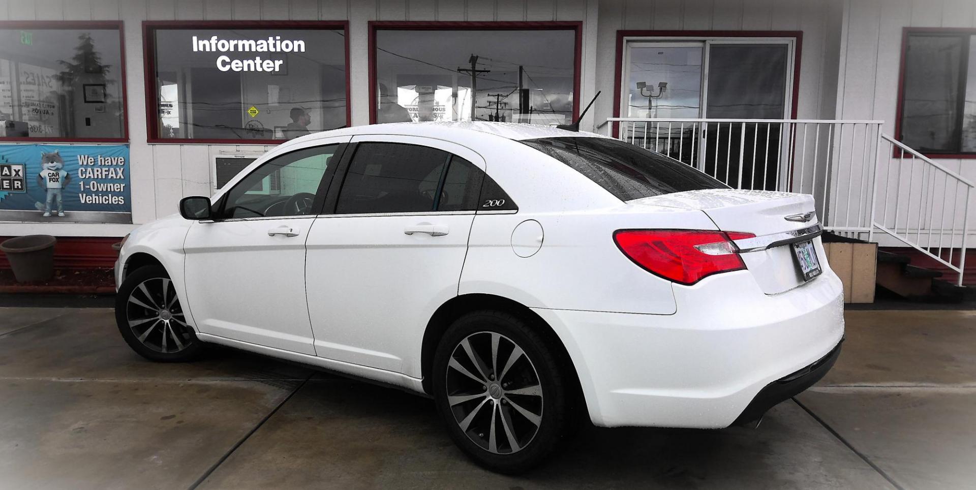 2012 WHITE Chrysler 200 S (1C3CCBHG2CN) with an 3.6L V6 DOHC 24V FFV engine, 6-Speed Automatic transmission, located at 502 S. Riverside Avenue, Medford, OR, 97501, (541) 773-3136, 42.322803, -122.867477 - Photo#2