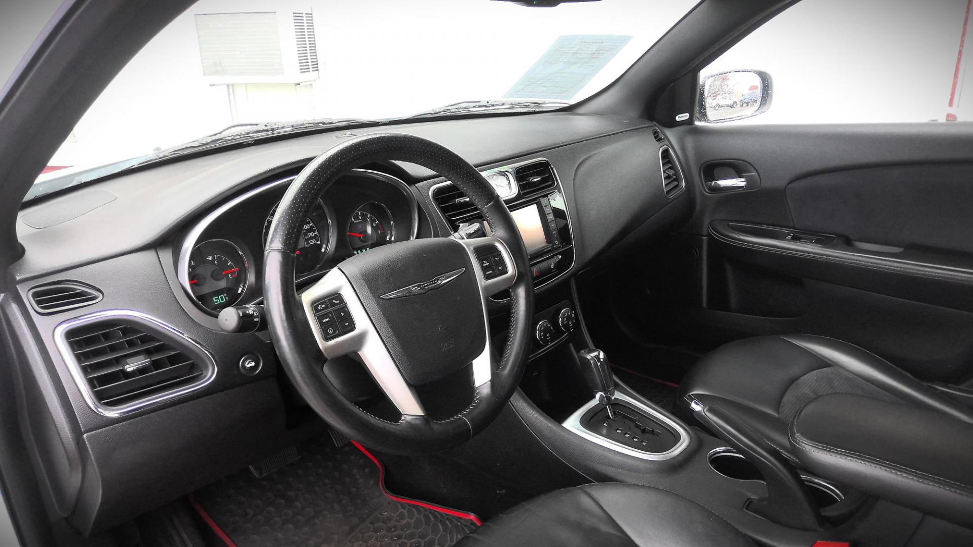 2012 WHITE Chrysler 200 S (1C3CCBHG2CN) with an 3.6L V6 DOHC 24V FFV engine, 6-Speed Automatic transmission, located at 502 S. Riverside Avenue, Medford, OR, 97501, (541) 773-3136, 42.322803, -122.867477 - Photo#4