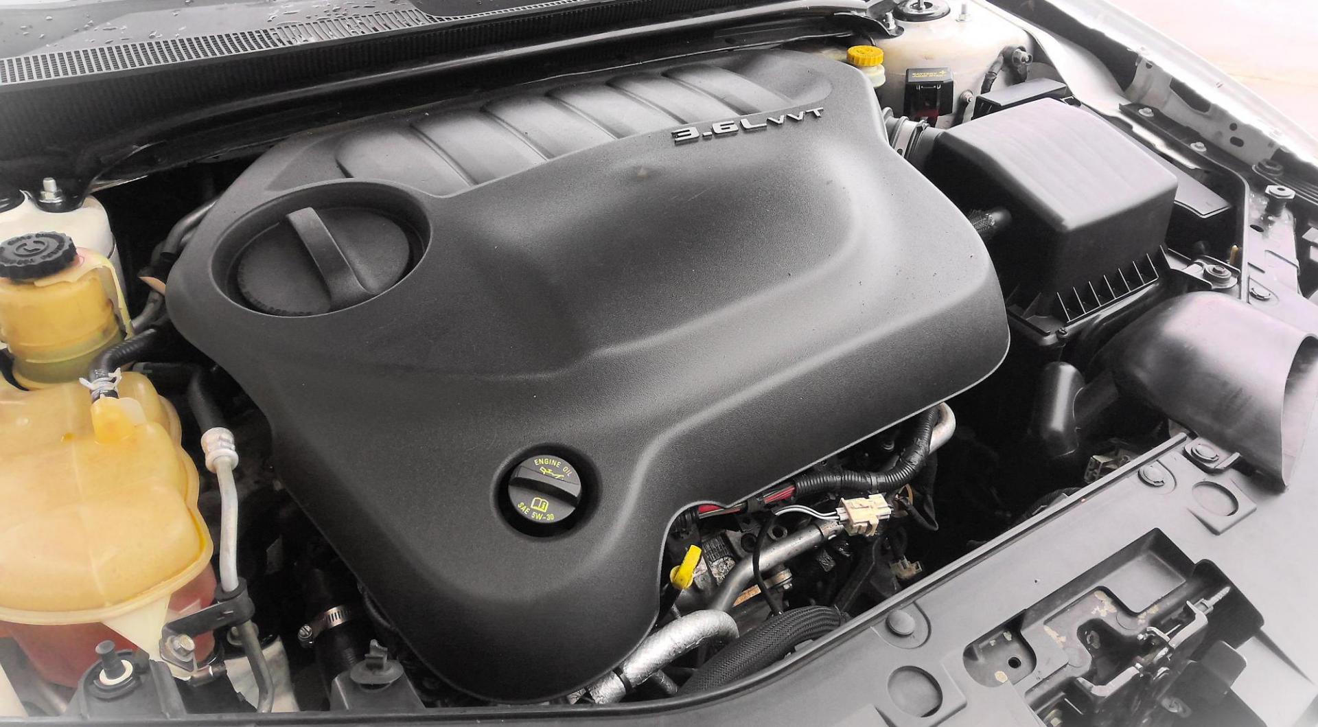 2012 WHITE Chrysler 200 S (1C3CCBHG2CN) with an 3.6L V6 DOHC 24V FFV engine, 6-Speed Automatic transmission, located at 502 S. Riverside Avenue, Medford, OR, 97501, (541) 773-3136, 42.322803, -122.867477 - Photo#8