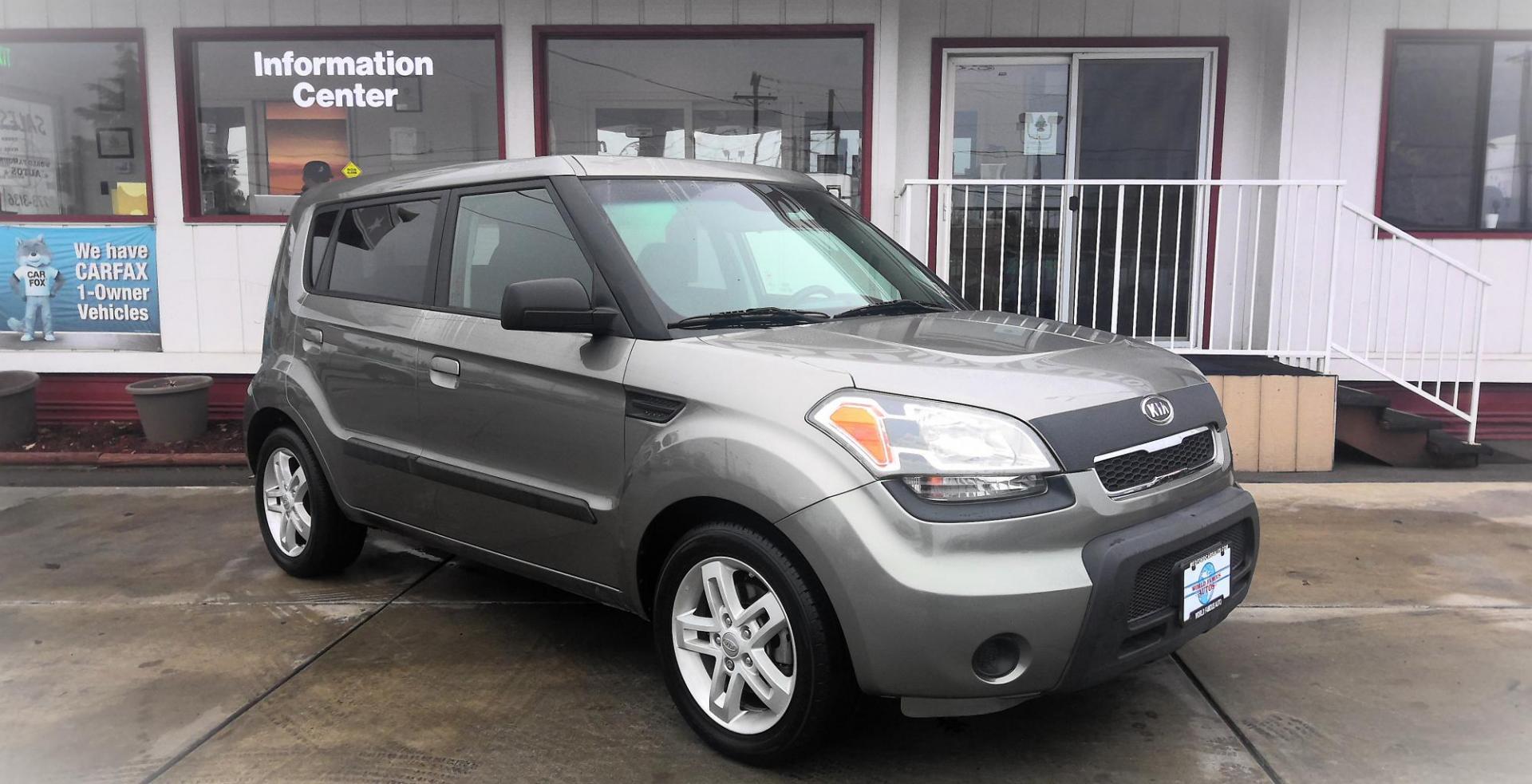 2010 GRAY Kia Soul ! (KNDJT2A27A7) with an 2.0L L4 DOHC 16V engine, located at 502 S. Riverside Avenue, Medford, OR, 97501, (541) 773-3136, 42.322803, -122.867477 - Photo#1