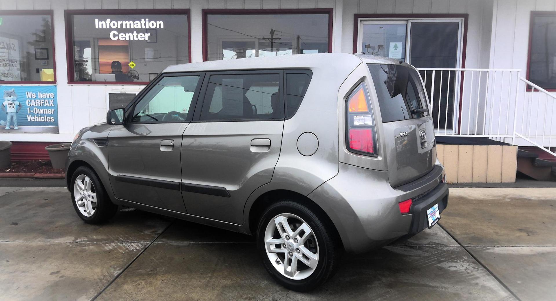 2010 GRAY Kia Soul ! (KNDJT2A27A7) with an 2.0L L4 DOHC 16V engine, located at 502 S. Riverside Avenue, Medford, OR, 97501, (541) 773-3136, 42.322803, -122.867477 - Photo#2