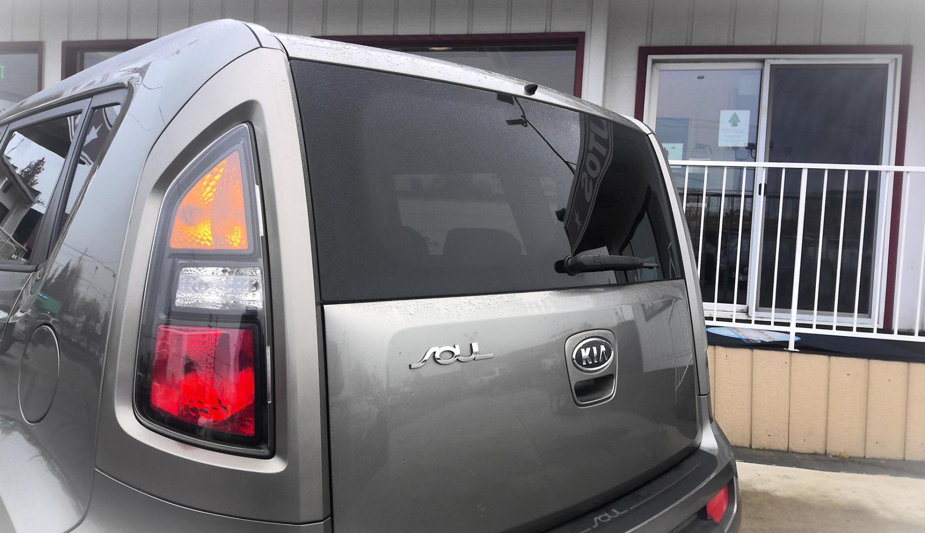 2010 GRAY Kia Soul ! (KNDJT2A27A7) with an 2.0L L4 DOHC 16V engine, located at 502 S. Riverside Avenue, Medford, OR, 97501, (541) 773-3136, 42.322803, -122.867477 - Photo#3