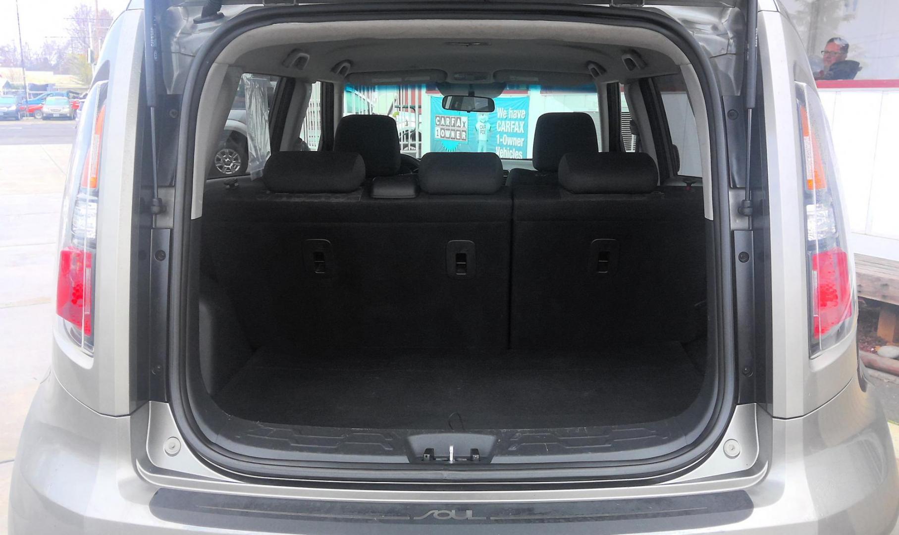 2010 GRAY Kia Soul ! (KNDJT2A27A7) with an 2.0L L4 DOHC 16V engine, located at 502 S. Riverside Avenue, Medford, OR, 97501, (541) 773-3136, 42.322803, -122.867477 - Photo#4