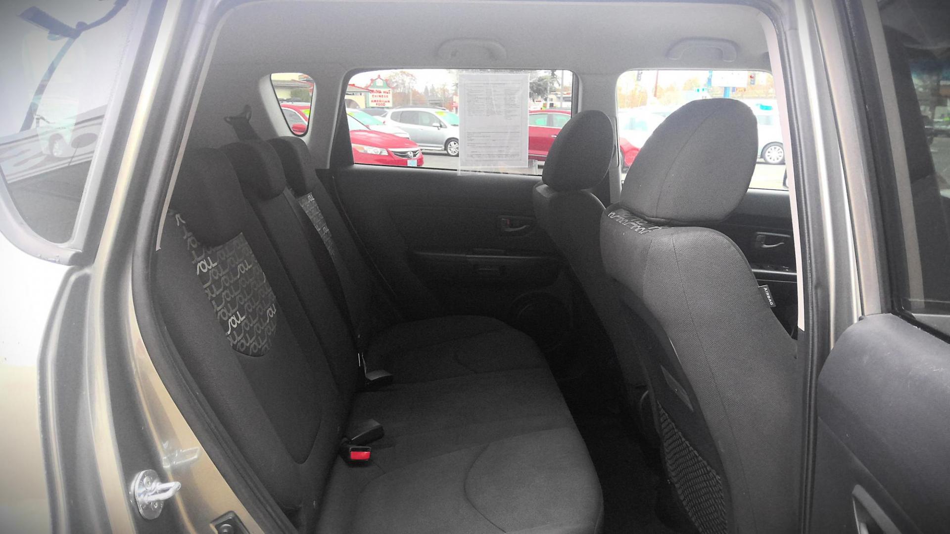 2010 GRAY Kia Soul ! (KNDJT2A27A7) with an 2.0L L4 DOHC 16V engine, located at 502 S. Riverside Avenue, Medford, OR, 97501, (541) 773-3136, 42.322803, -122.867477 - Photo#6