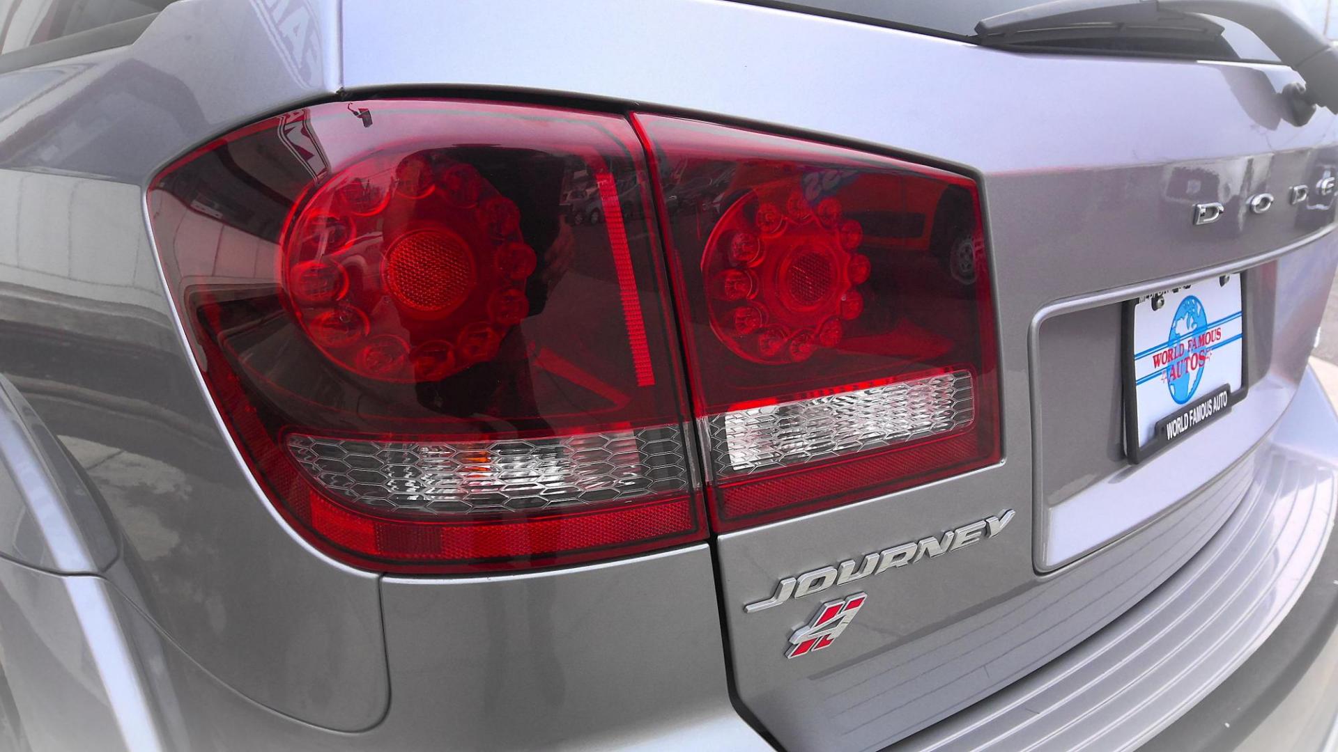 2018 SILVER Dodge Journey Crossroad AWD (3C4PDDGG0JT) with an 3.6L V6 DOHC 24V engine, 6A transmission, located at 502 S. Riverside Avenue, Medford, OR, 97501, (541) 773-3136, 42.322803, -122.867477 - Photo#4