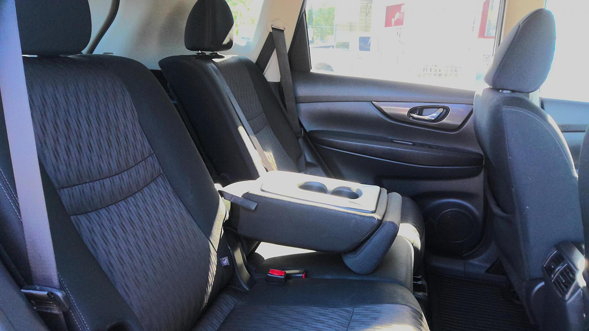 2018 GRAY Nissan Rogue SV AWD (5N1AT2MV4JC) with an 2.5L L4 DOHC 16V engine, CVT transmission, located at 502 S. Riverside Avenue, Medford, OR, 97501, (541) 773-3136, 42.322803, -122.867477 - Photo#6