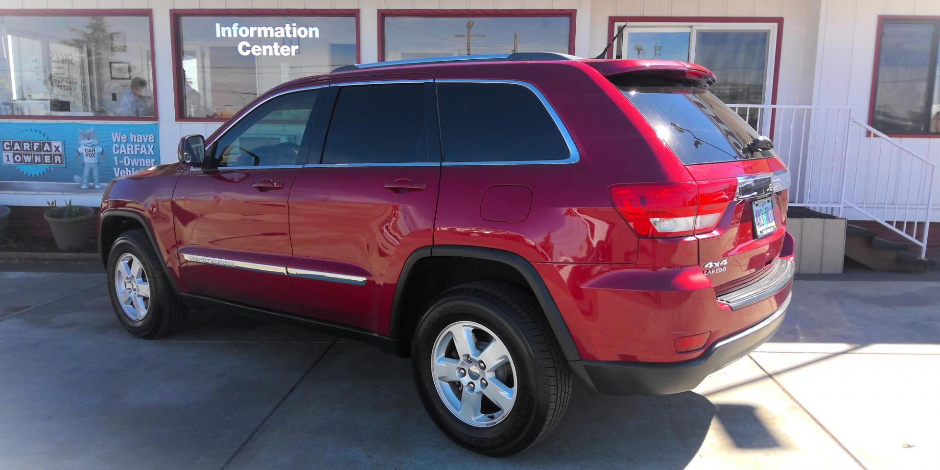 2013 RED Jeep Grand Cherokee Laredo 4WD (1C4RJFAG0DC) with an 3.6L V6 DOHC 24V engine, 5-Speed Automatic transmission, located at 502 S. Riverside Avenue, Medford, OR, 97501, (541) 773-3136, 42.322803, -122.867477 - Photo#2