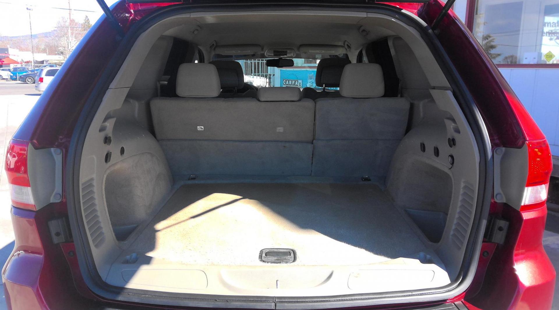 2013 RED Jeep Grand Cherokee Laredo 4WD (1C4RJFAG0DC) with an 3.6L V6 DOHC 24V engine, 5-Speed Automatic transmission, located at 502 S. Riverside Avenue, Medford, OR, 97501, (541) 773-3136, 42.322803, -122.867477 - Photo#4