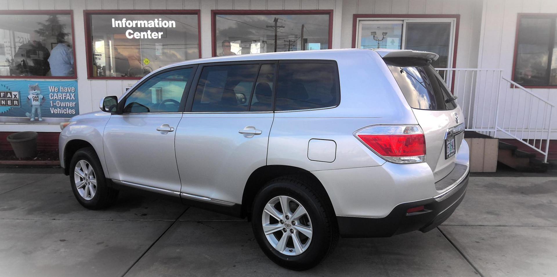 2013 SILVER Toyota Highlander Base 4WD (5TDBK3EH3DS) with an 3.5L V6 DOHC 24V engine, 5-Speed Automatic transmission, located at 502 S. Riverside Avenue, Medford, OR, 97501, (541) 773-3136, 42.322803, -122.867477 - Photo#2