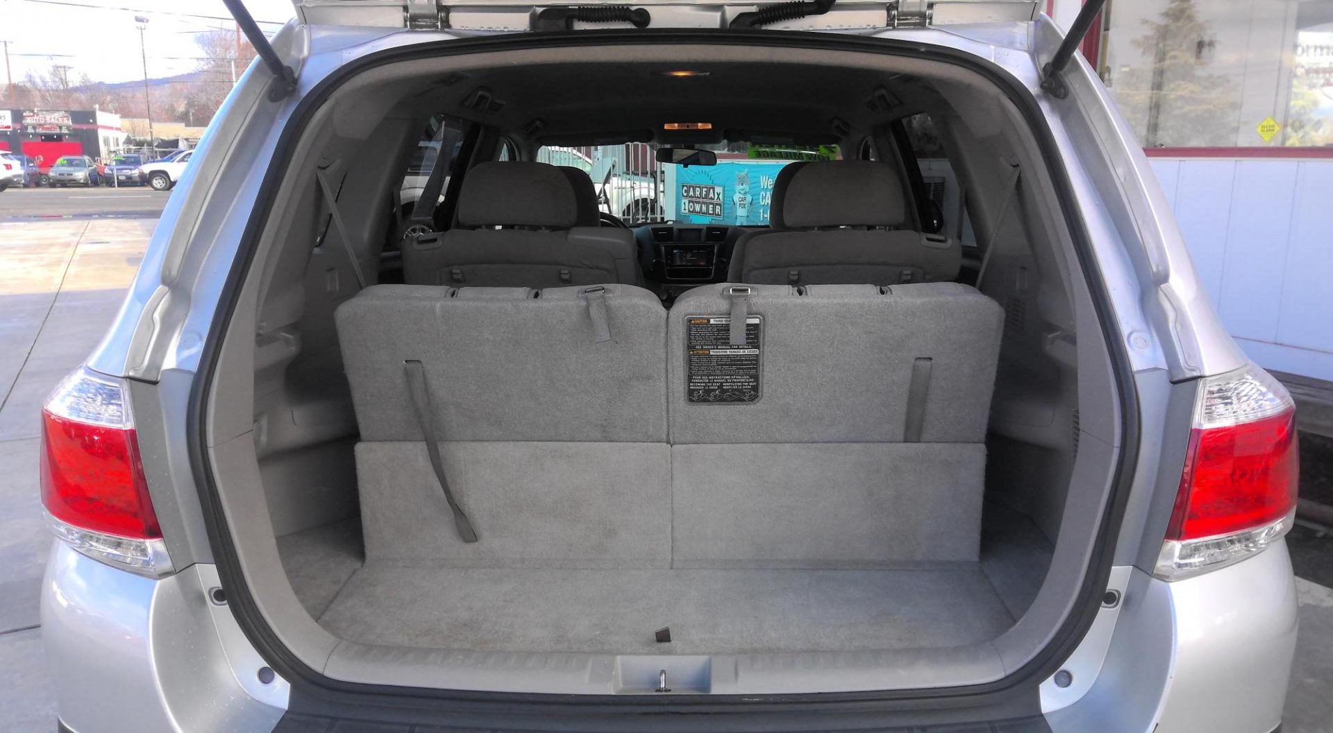 2013 SILVER Toyota Highlander Base 4WD (5TDBK3EH3DS) with an 3.5L V6 DOHC 24V engine, 5-Speed Automatic transmission, located at 502 S. Riverside Avenue, Medford, OR, 97501, (541) 773-3136, 42.322803, -122.867477 - Photo#4