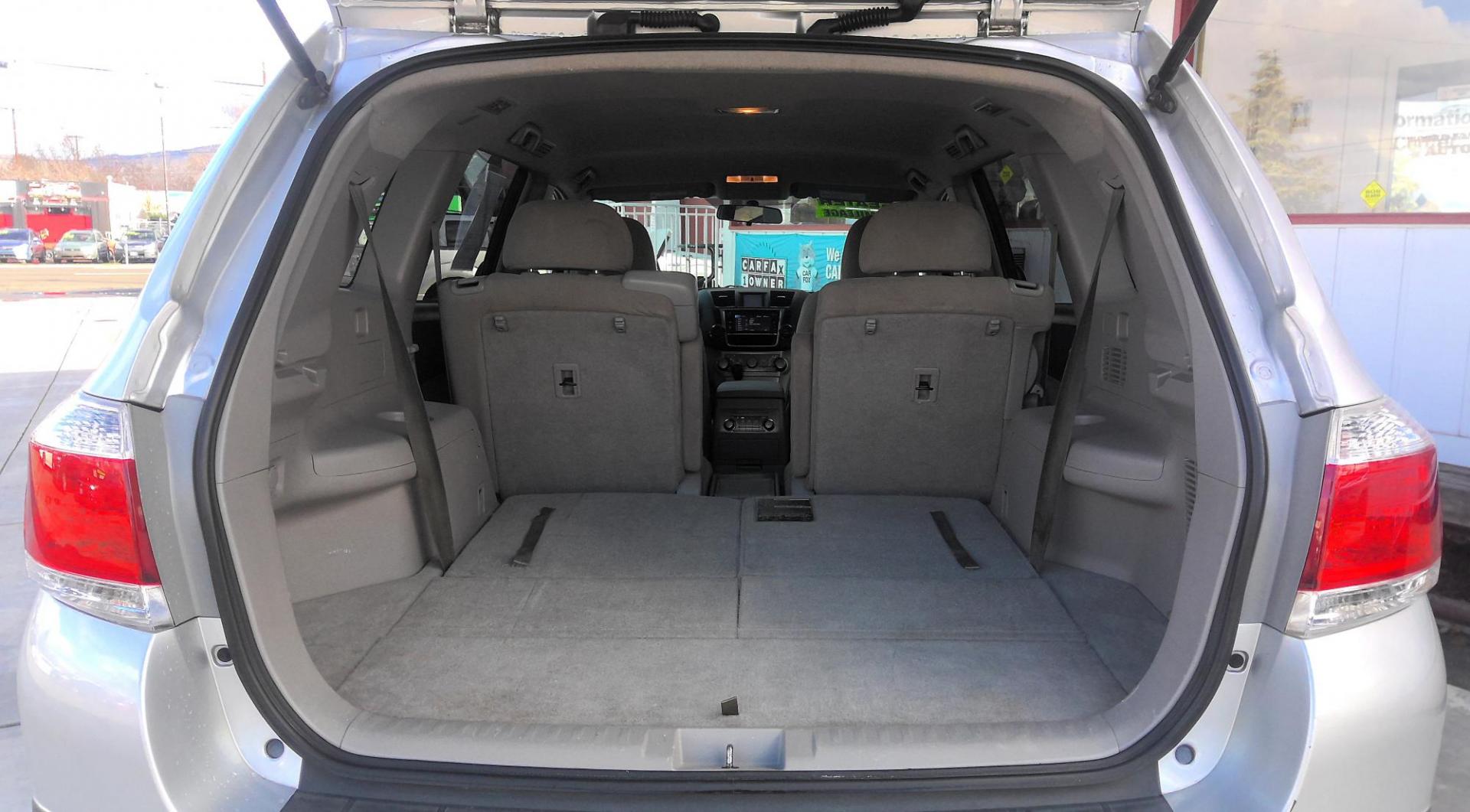 2013 SILVER Toyota Highlander Base 4WD (5TDBK3EH3DS) with an 3.5L V6 DOHC 24V engine, 5-Speed Automatic transmission, located at 502 S. Riverside Avenue, Medford, OR, 97501, (541) 773-3136, 42.322803, -122.867477 - Photo#5