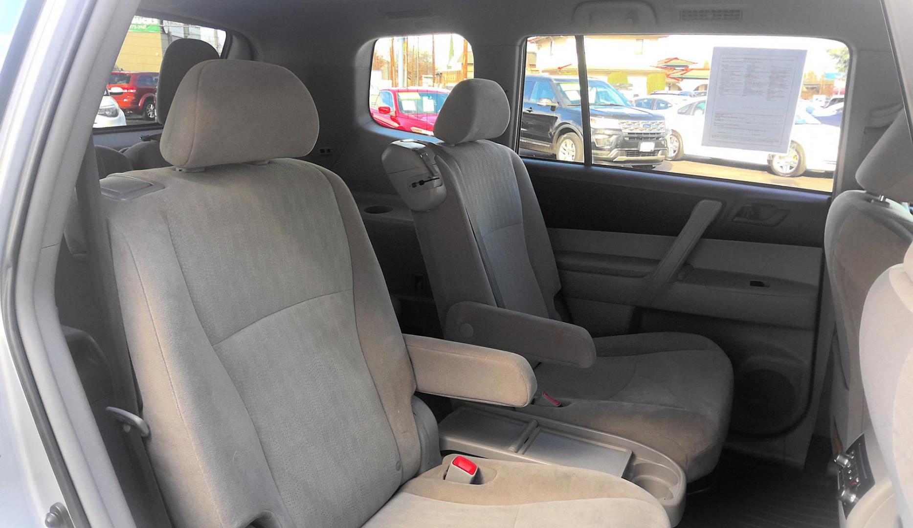 2013 SILVER Toyota Highlander Base 4WD (5TDBK3EH3DS) with an 3.5L V6 DOHC 24V engine, 5-Speed Automatic transmission, located at 502 S. Riverside Avenue, Medford, OR, 97501, (541) 773-3136, 42.322803, -122.867477 - Photo#8