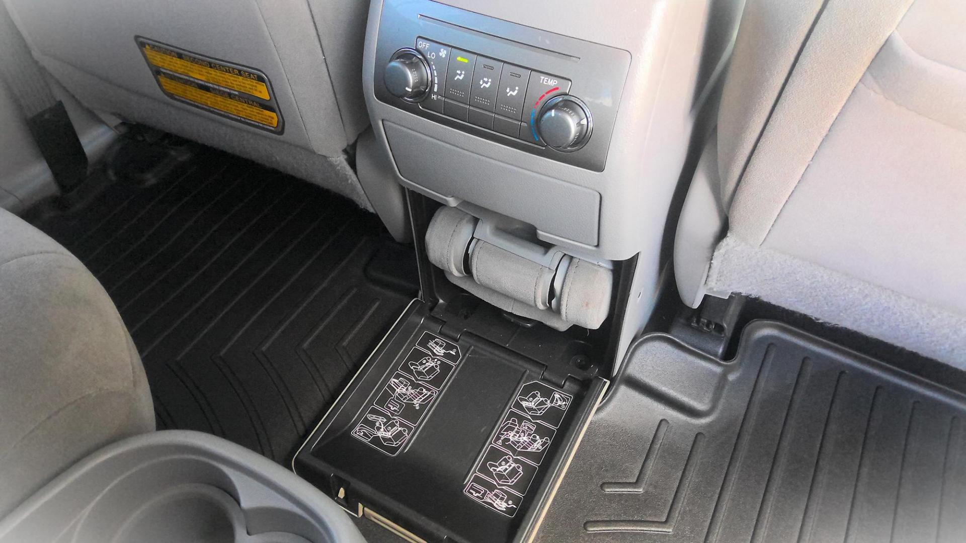 2013 SILVER Toyota Highlander Base 4WD (5TDBK3EH3DS) with an 3.5L V6 DOHC 24V engine, 5-Speed Automatic transmission, located at 502 S. Riverside Avenue, Medford, OR, 97501, (541) 773-3136, 42.322803, -122.867477 - Photo#9